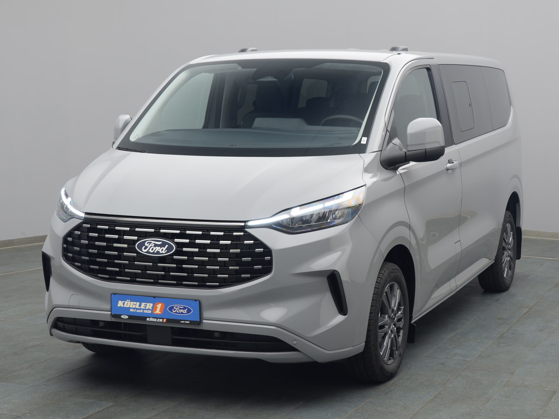 Ford Tourneo Custom Titanium in grau