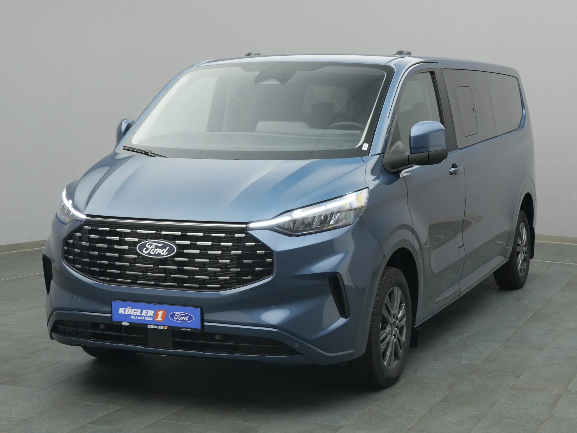 Ford Tourneo Custom in blau