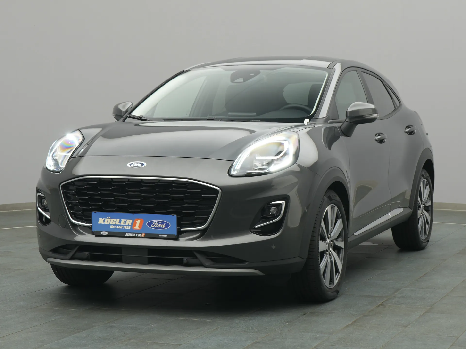 Ford Puma Titanium X in grau