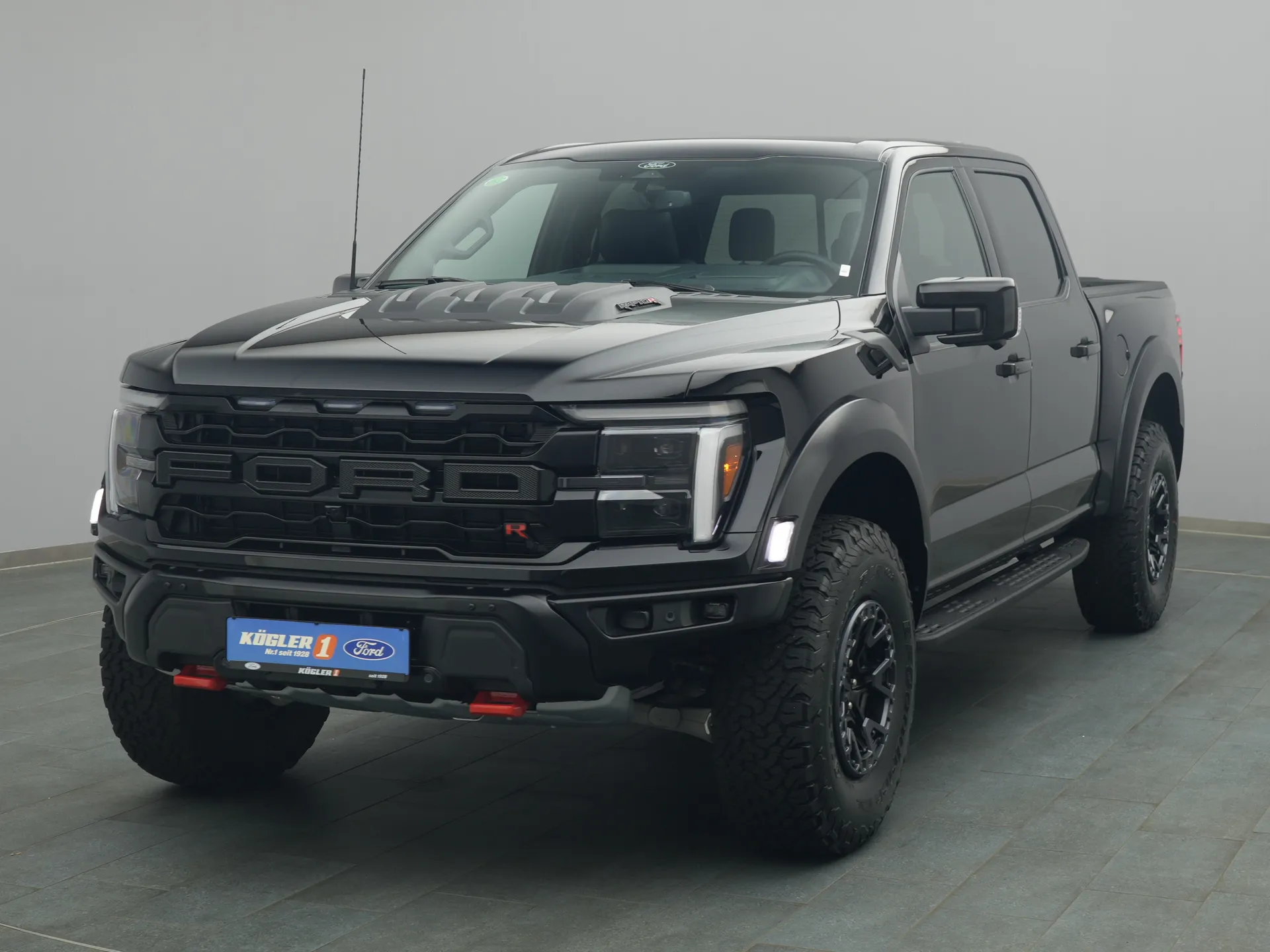 Ford F150 Raptor in schwarz