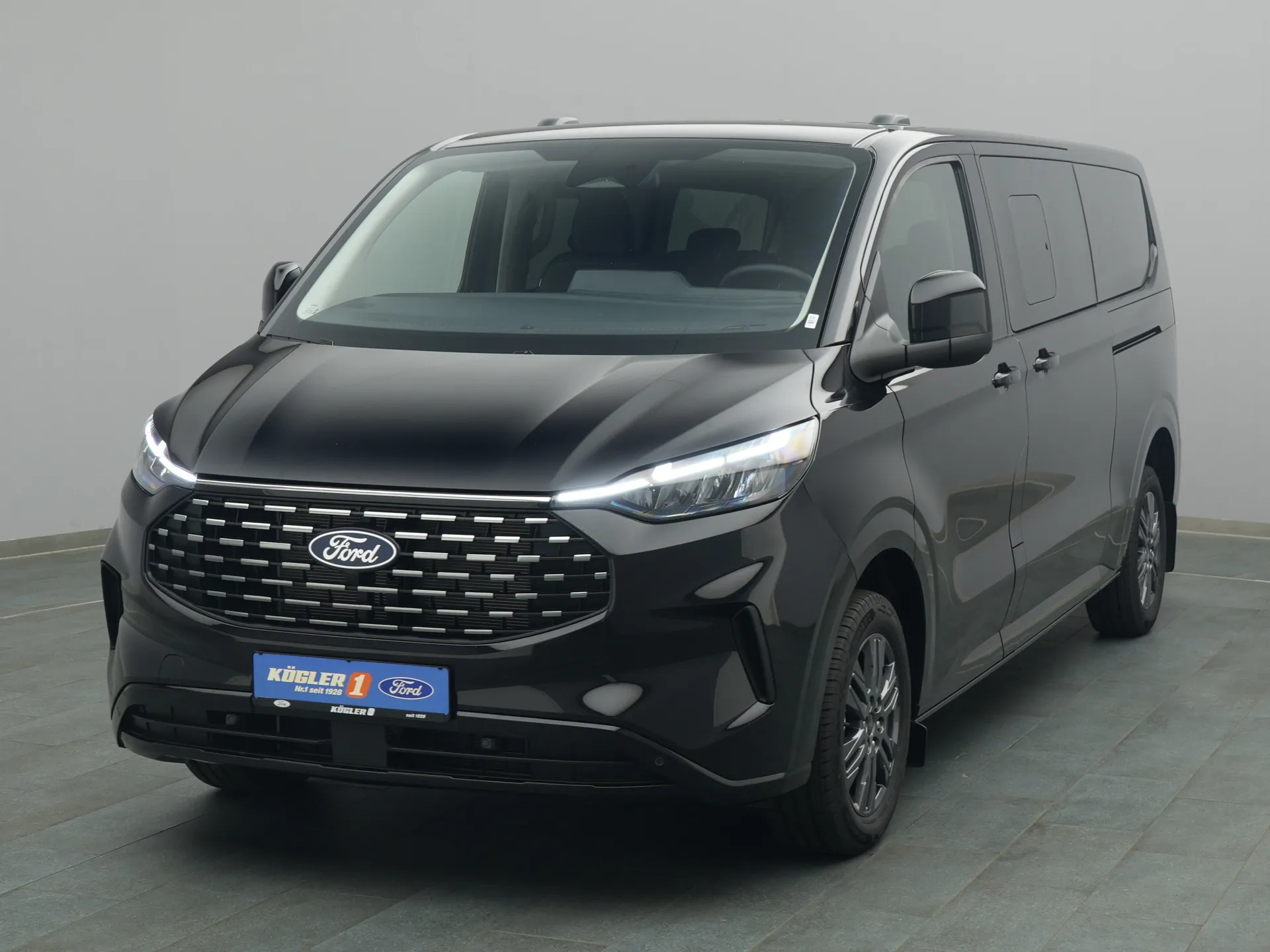 Ford Tourneo Custom Kombi in schwarz