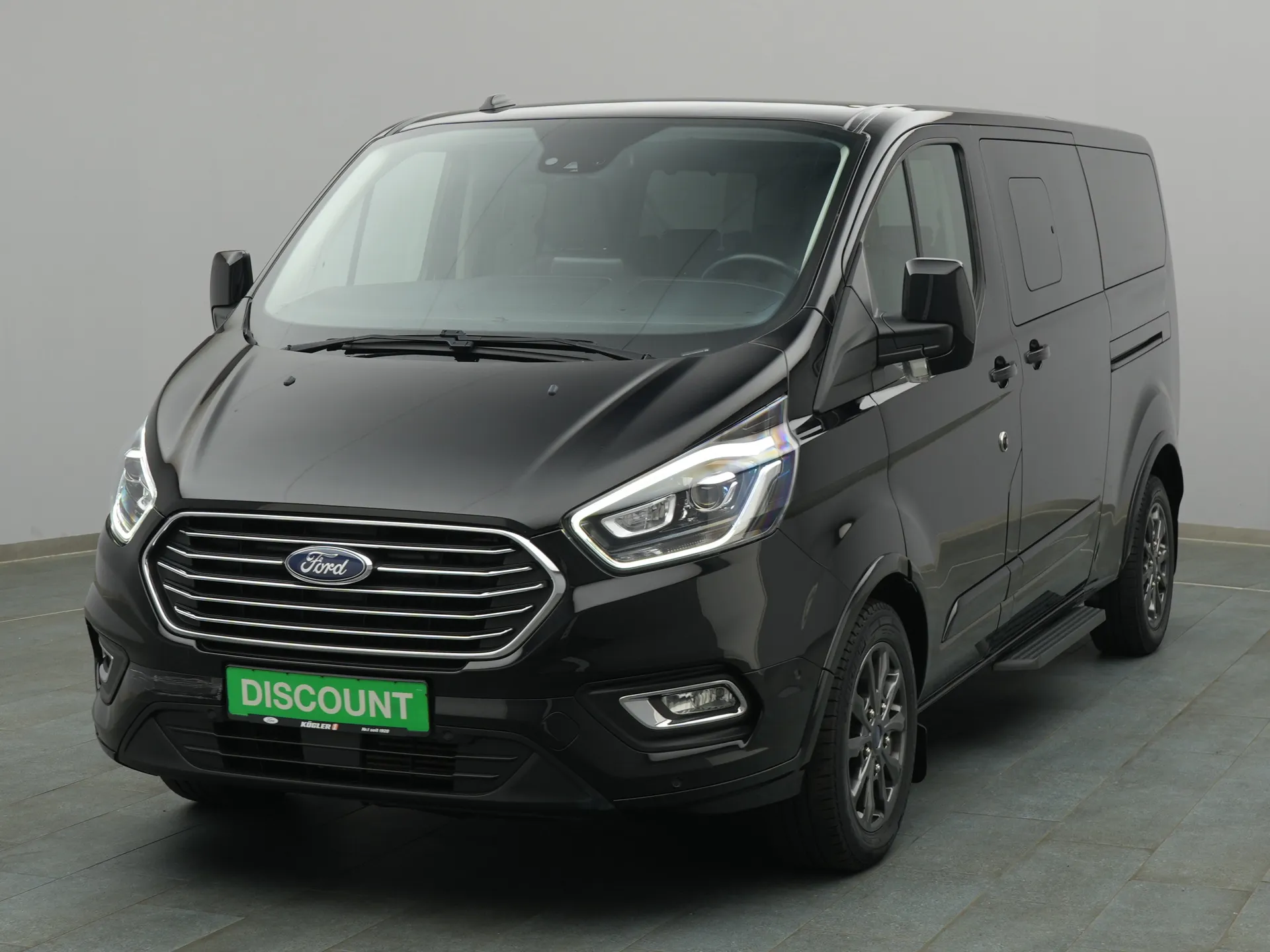 Ford Tourneo Custom in schwarz