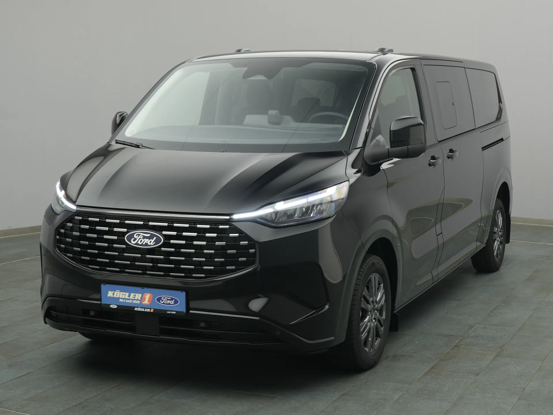 Ford Tourneo Custom in schwarz