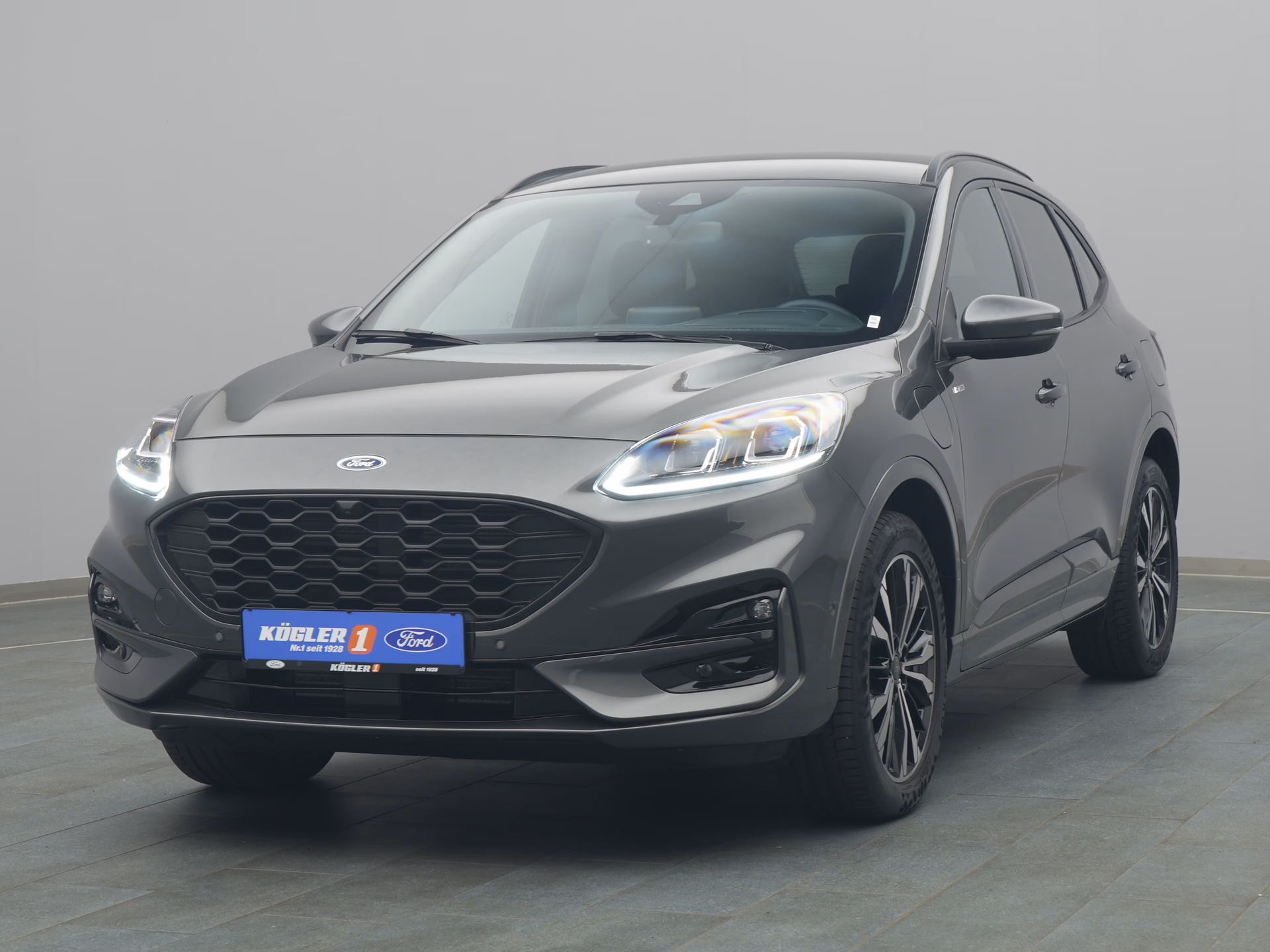 Ford Kuga ST-Line X in grau