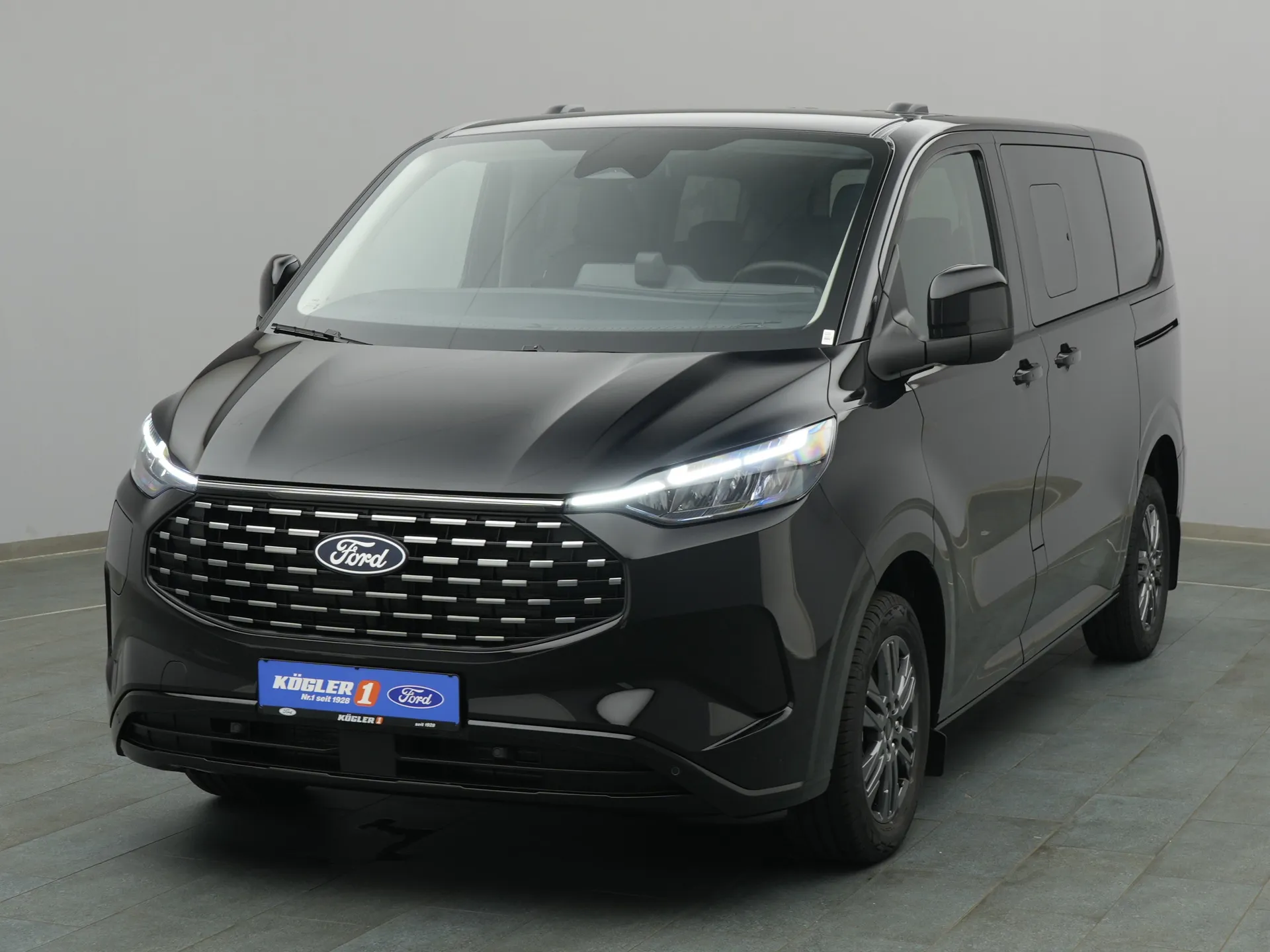Ford Tourneo Custom in schwarz