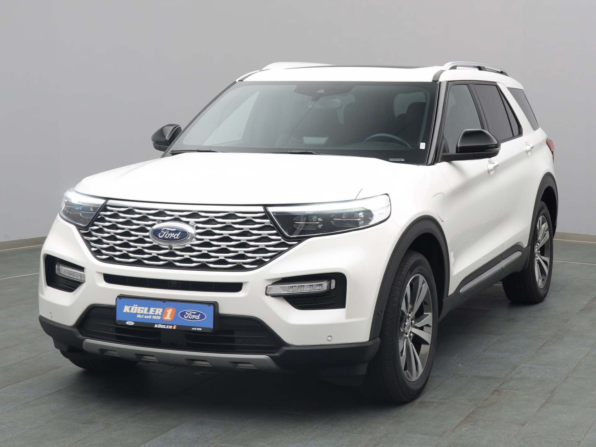 Ford Explorer Platinum in weiss