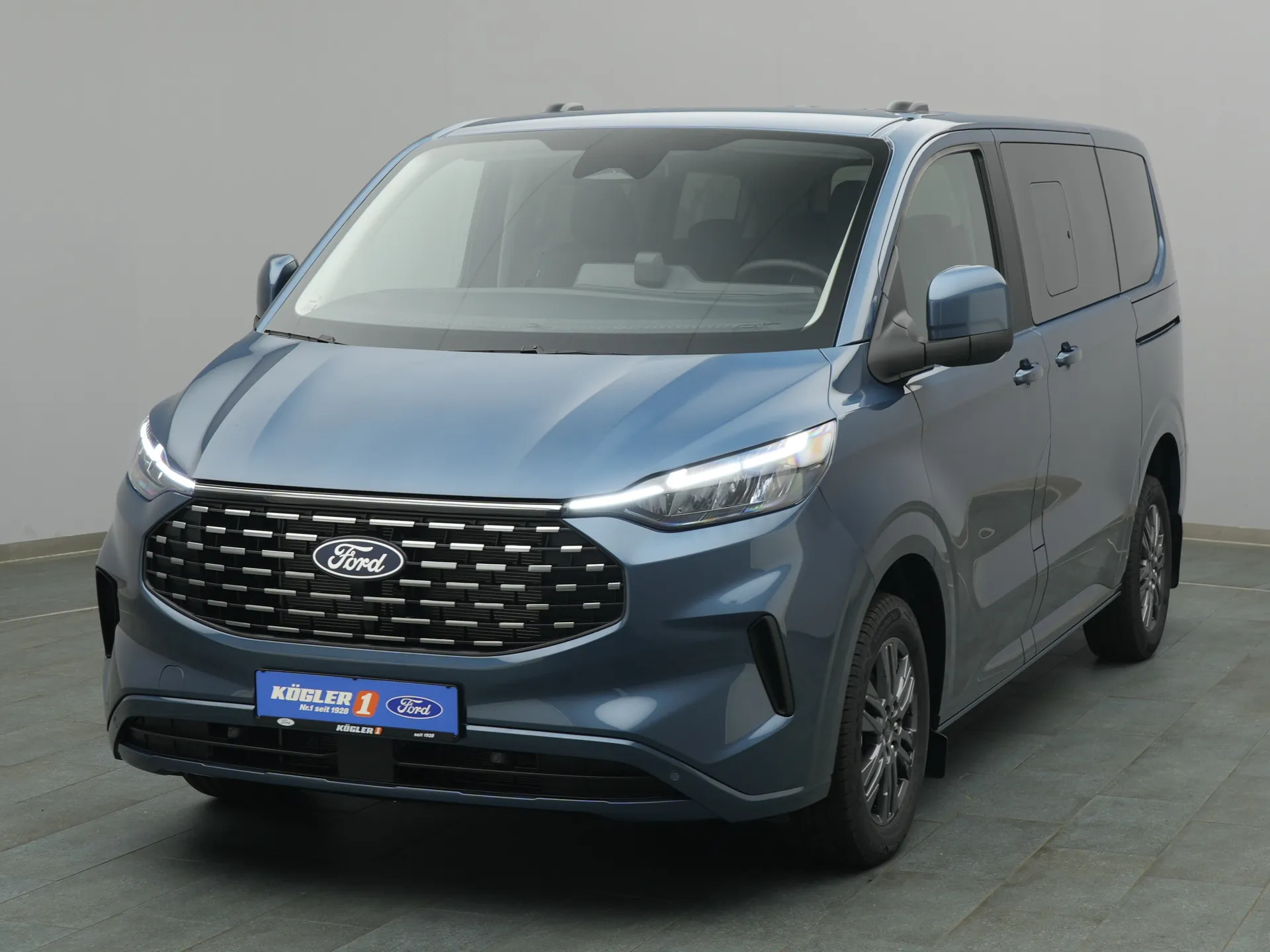 Ford Tourneo Custom in blau
