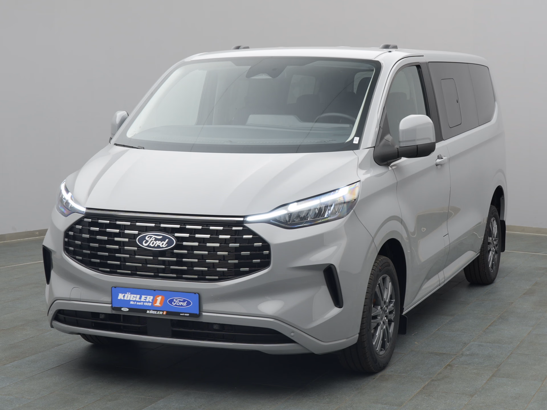 Ford Tourneo Custom Titanium in grau