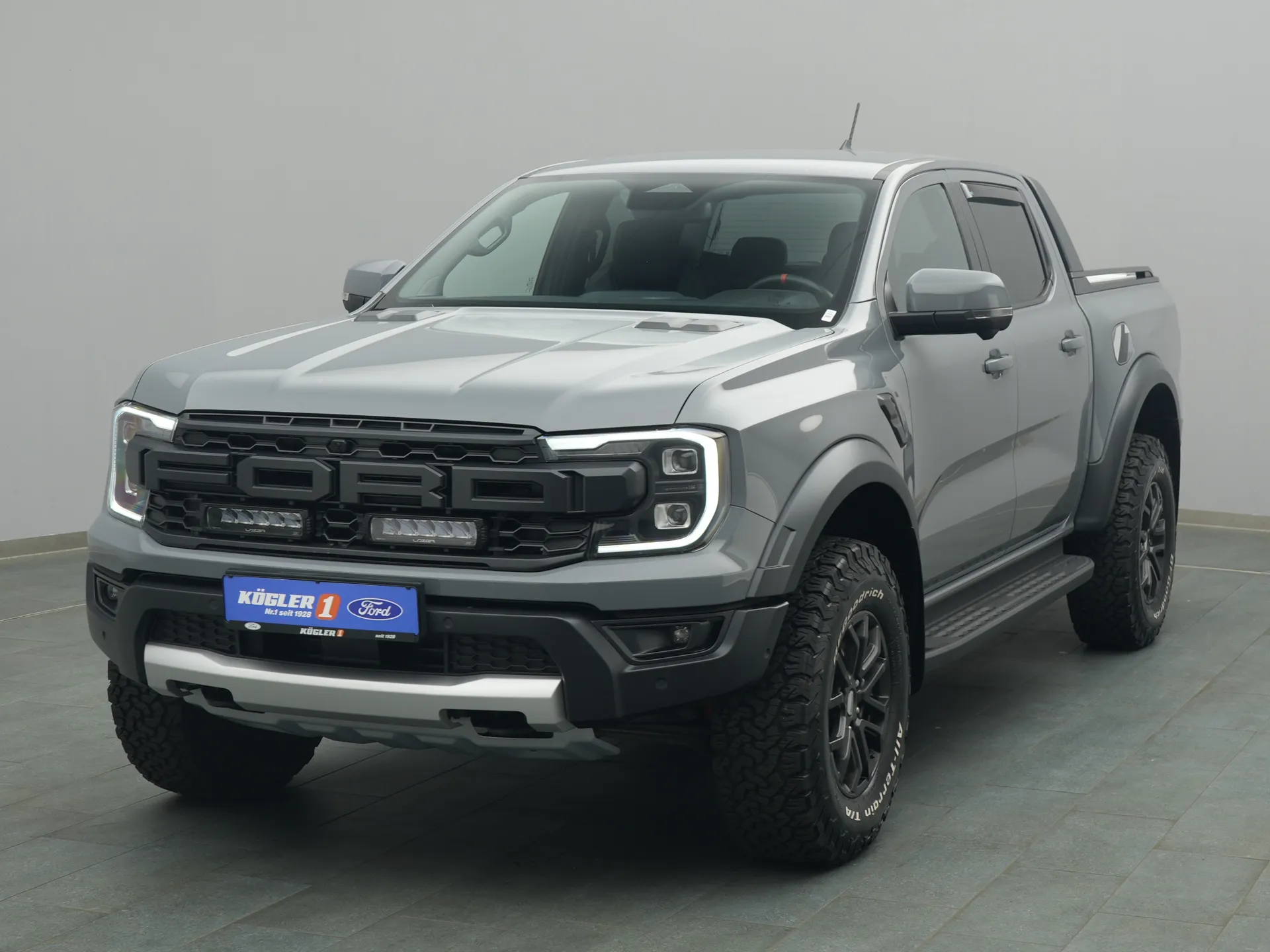 Ford Ranger Raptor in grau