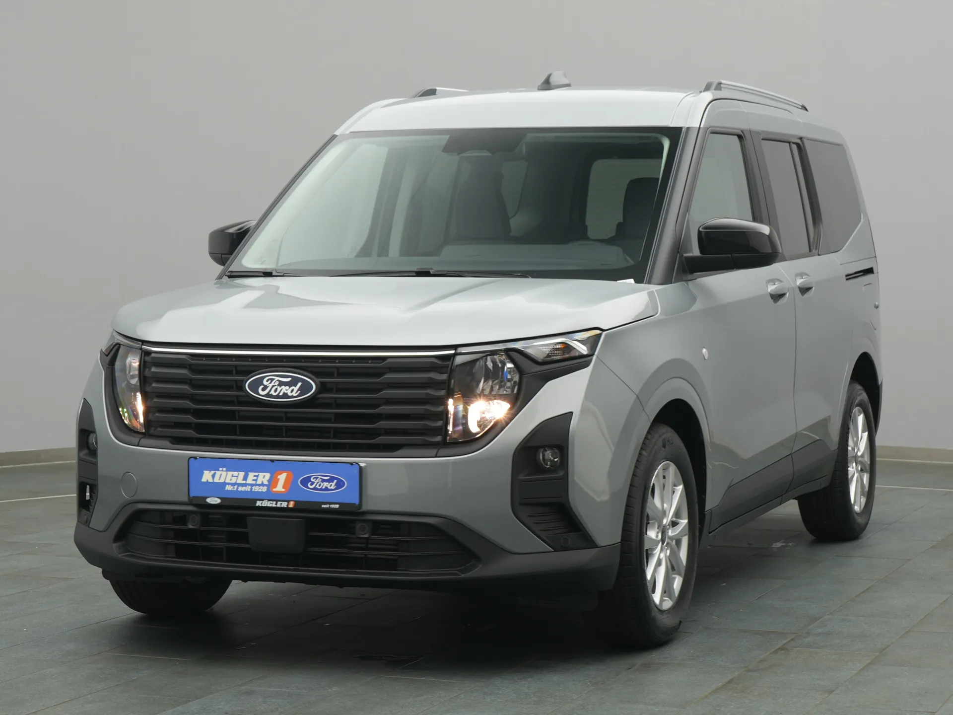 Ford Tourneo Courier Titanium in silber