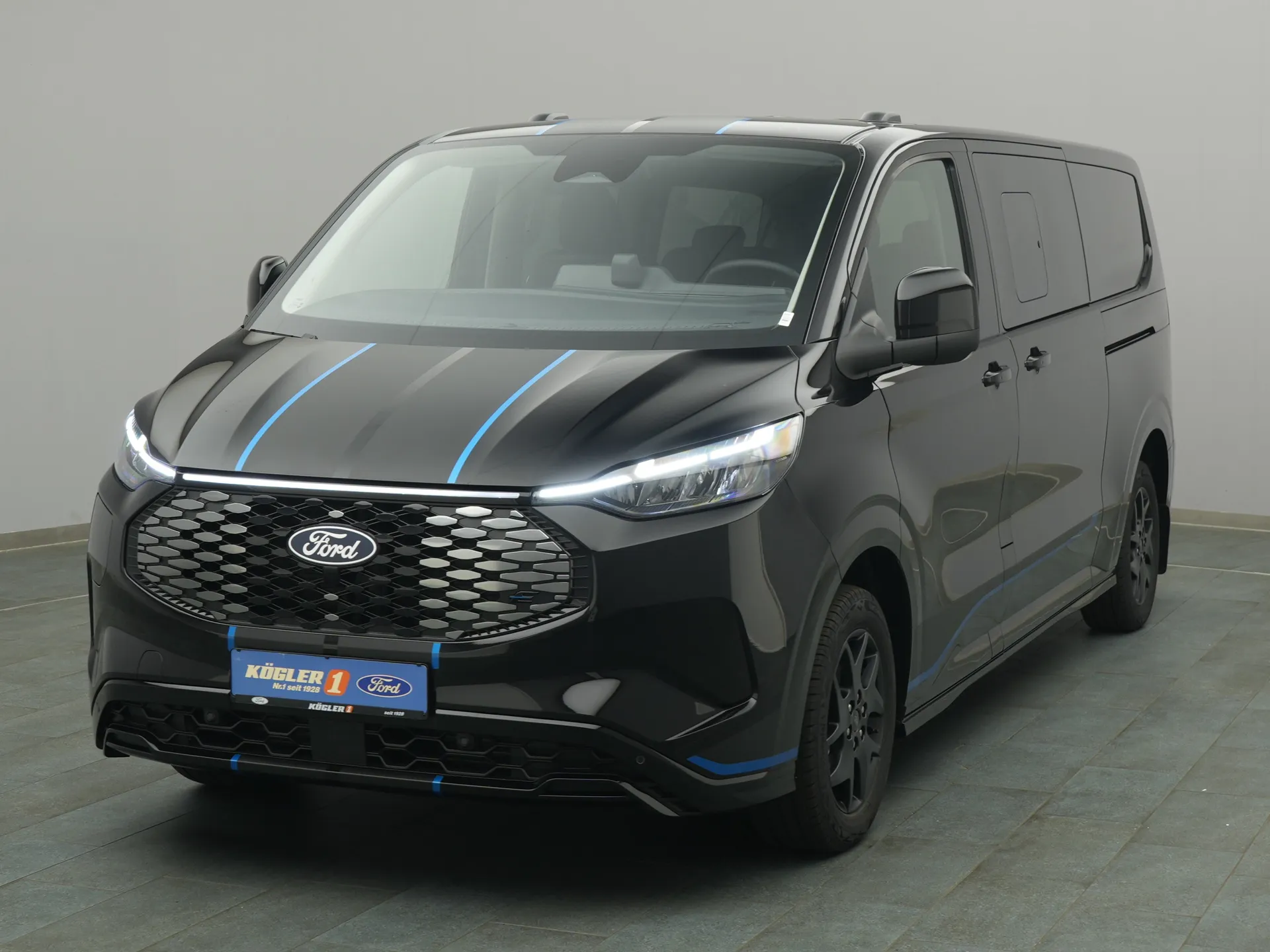 Ford E-Tourneo Custom in schwarz