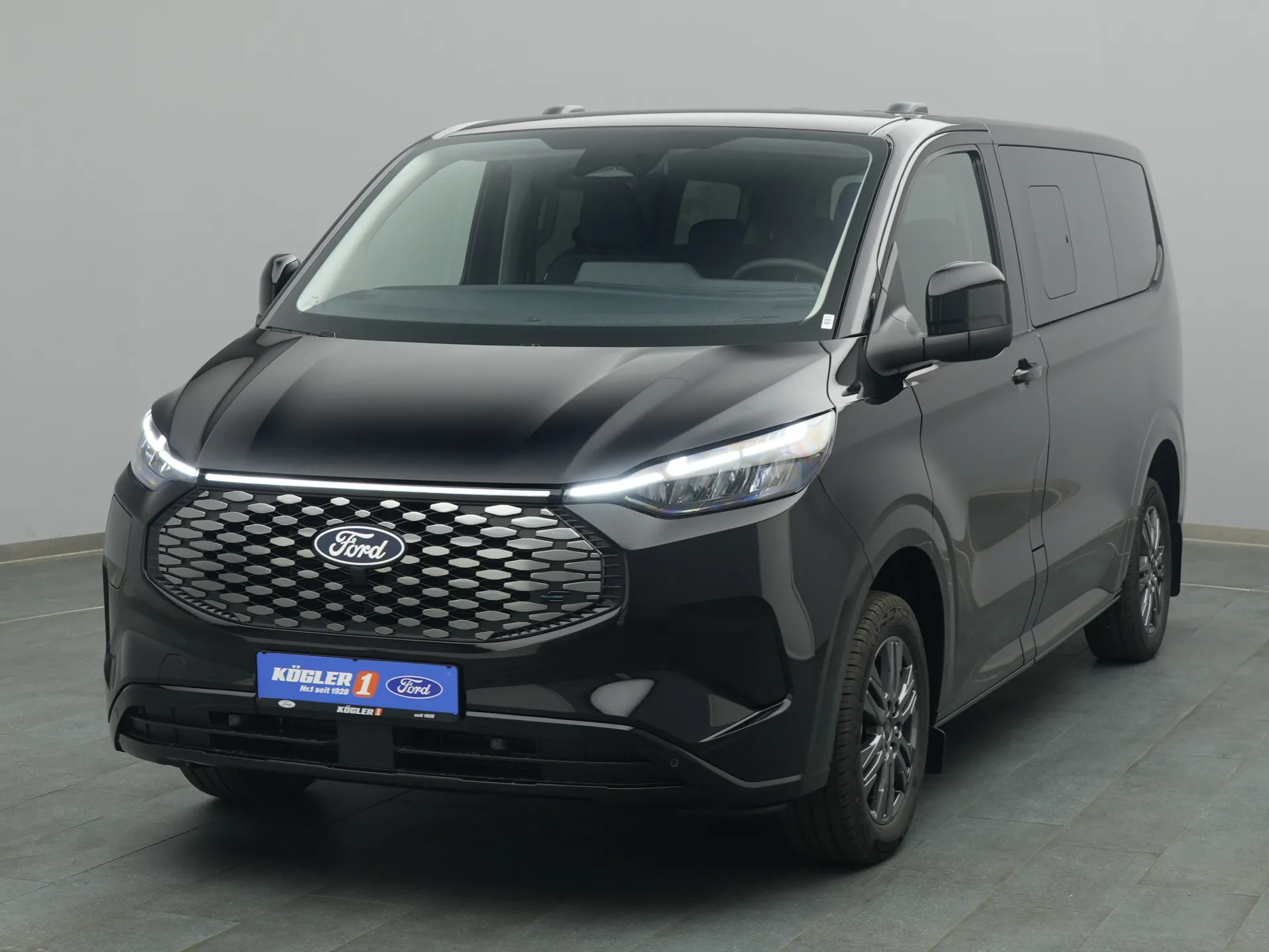Ford Tourneo Custom Titanium in schwarz