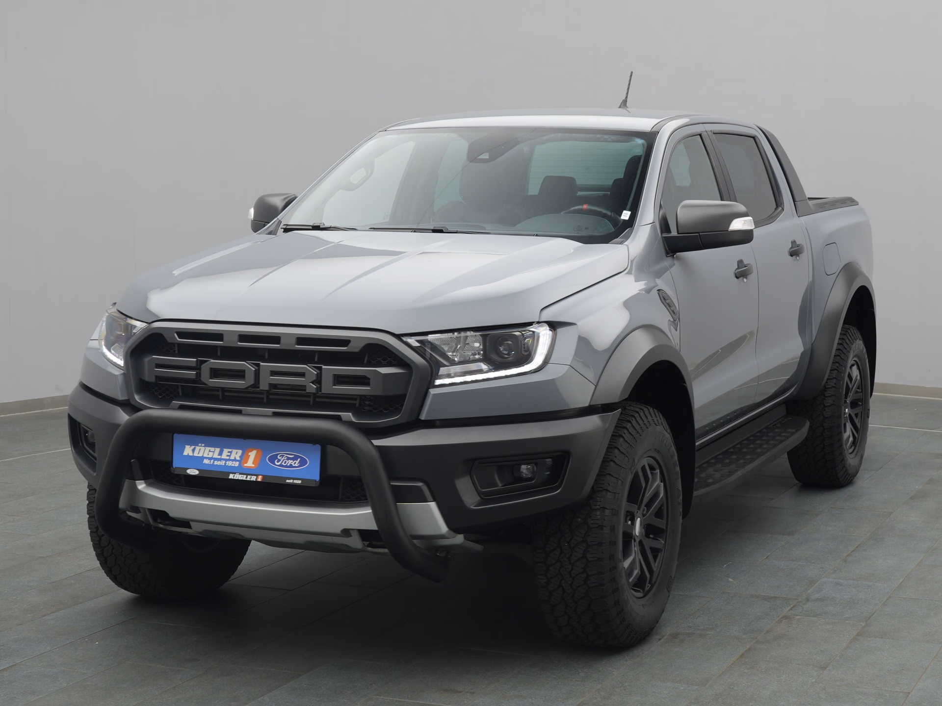 Ford Ranger Raptor in grau