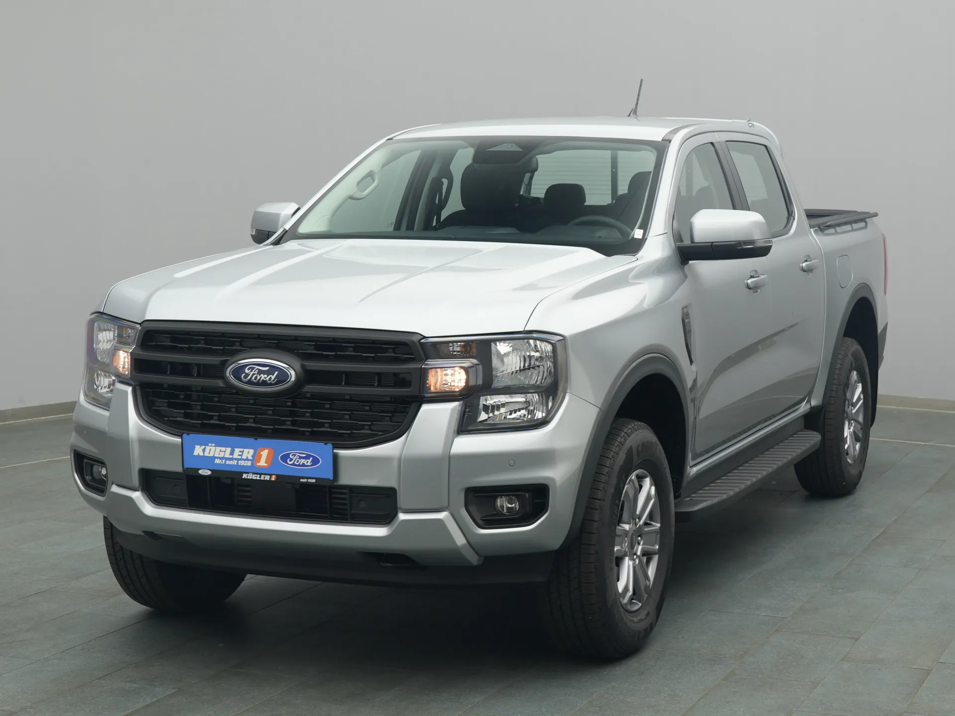 Ford Ranger DoKa XLT in silber