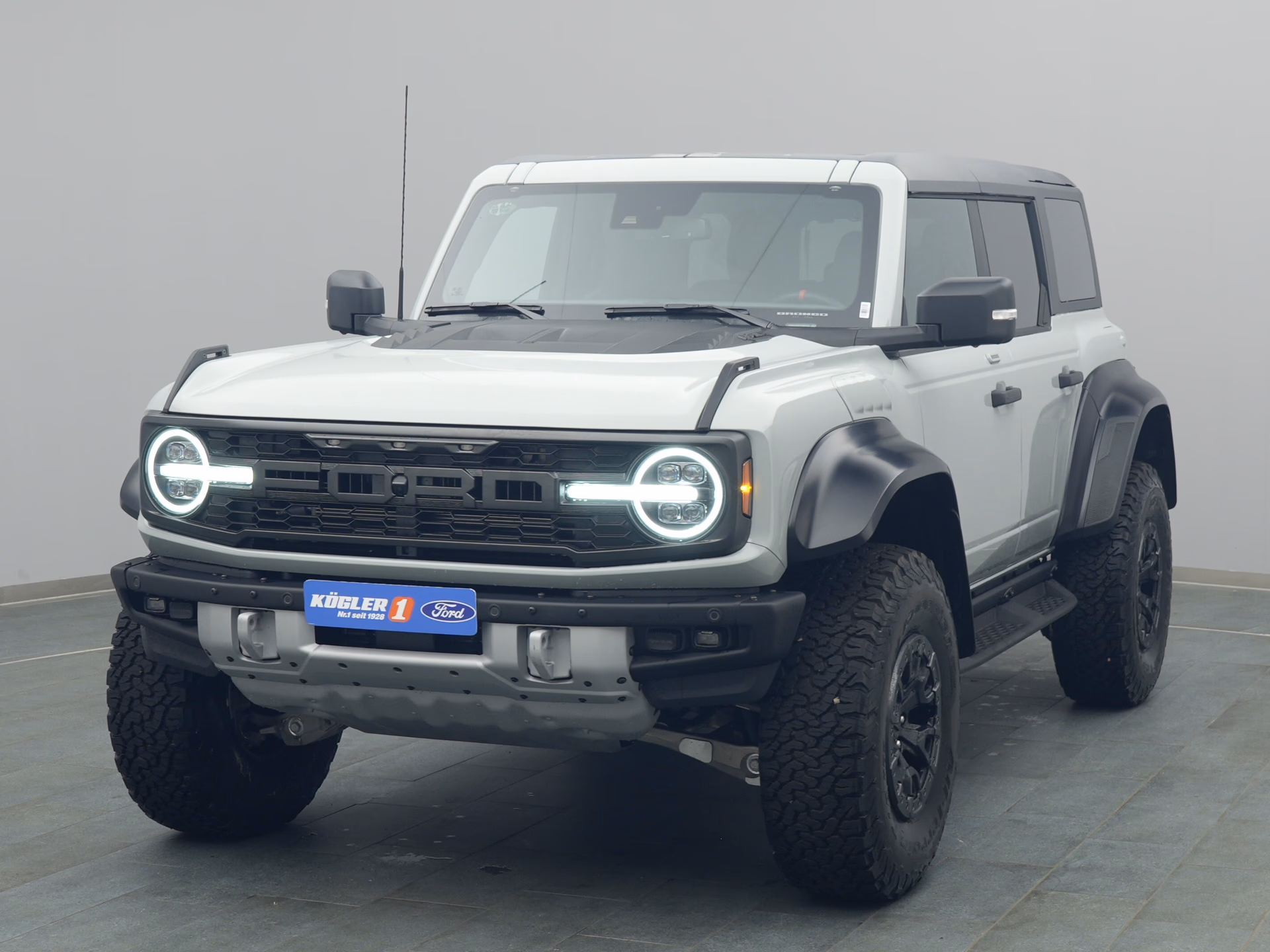 Ford Bronco in grau