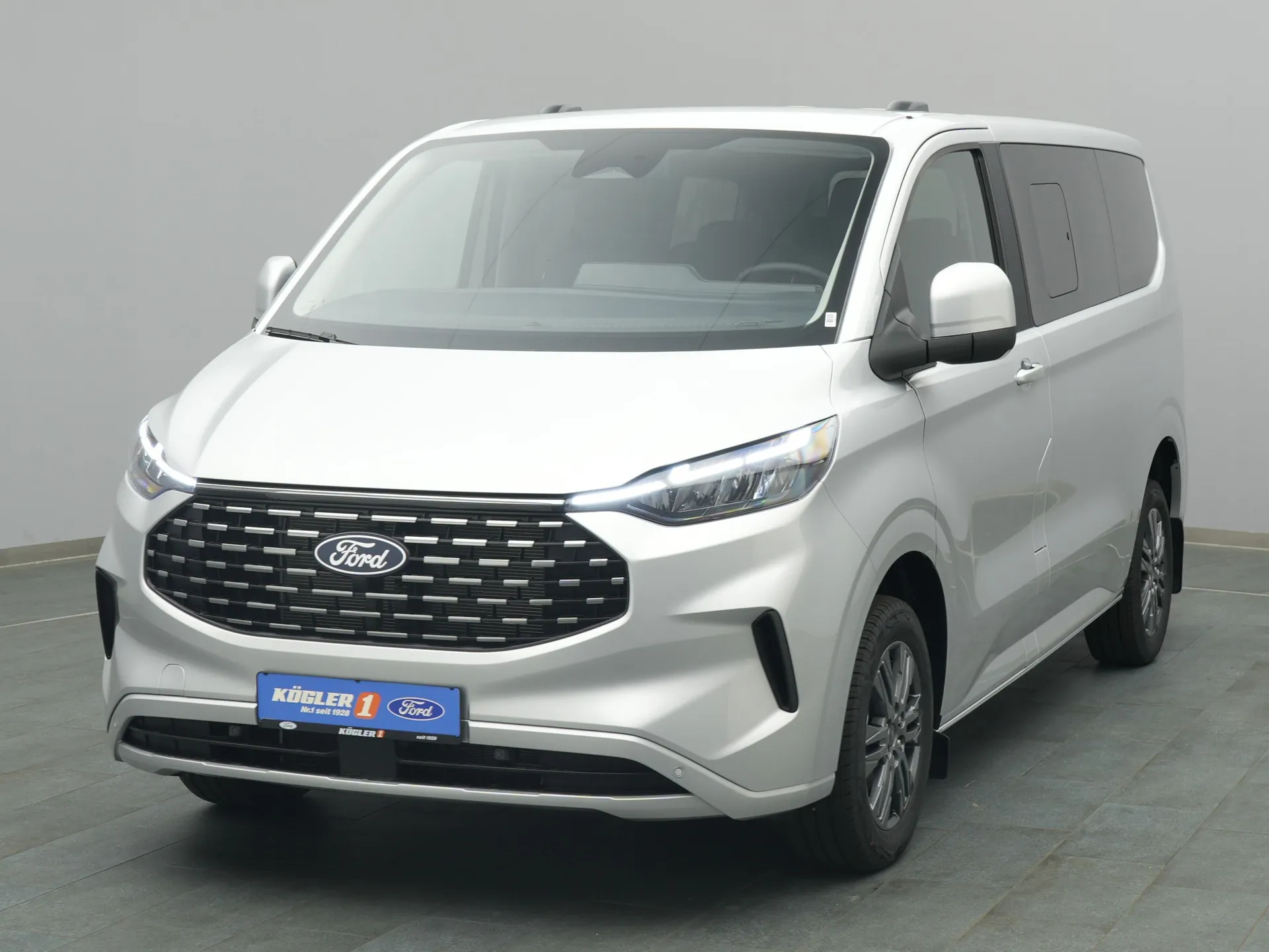 Ford Tourneo Custom Titanium in silber