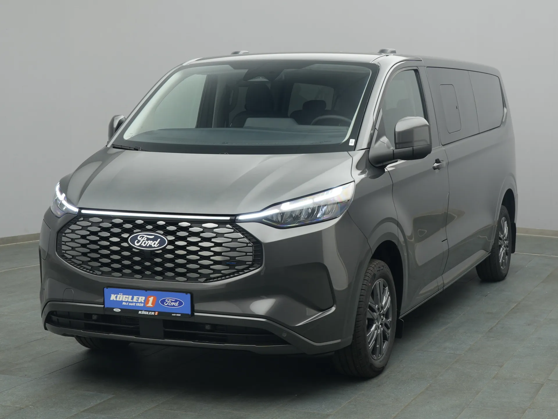 Ford Tourneo Custom Titanium in grau