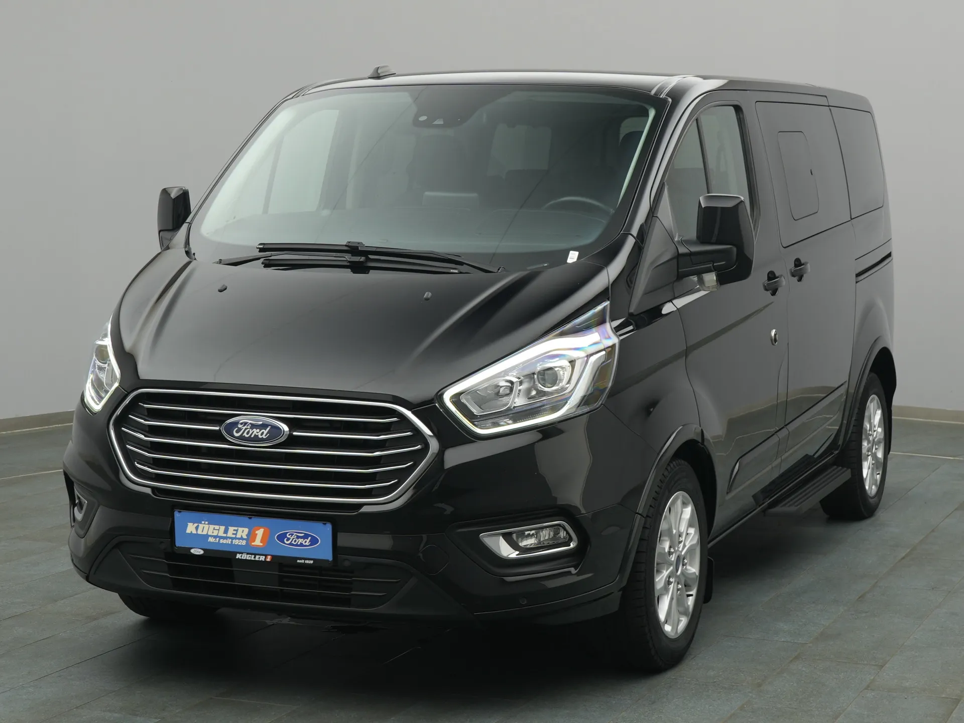 Ford Tourneo Custom in schwarz