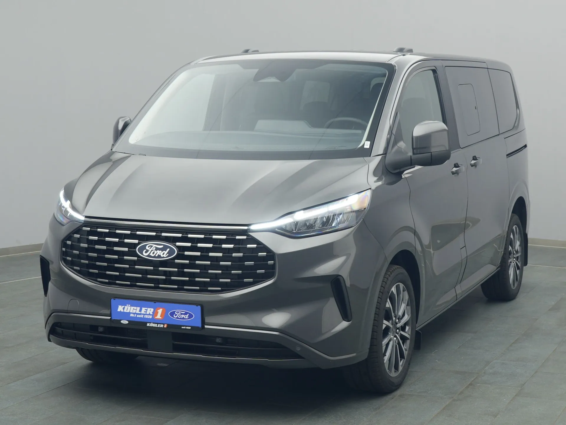 Ford Tourneo Custom Titanium in grau