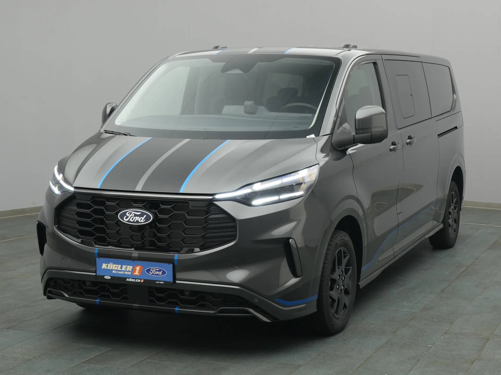 Ford Tourneo Custom in blau