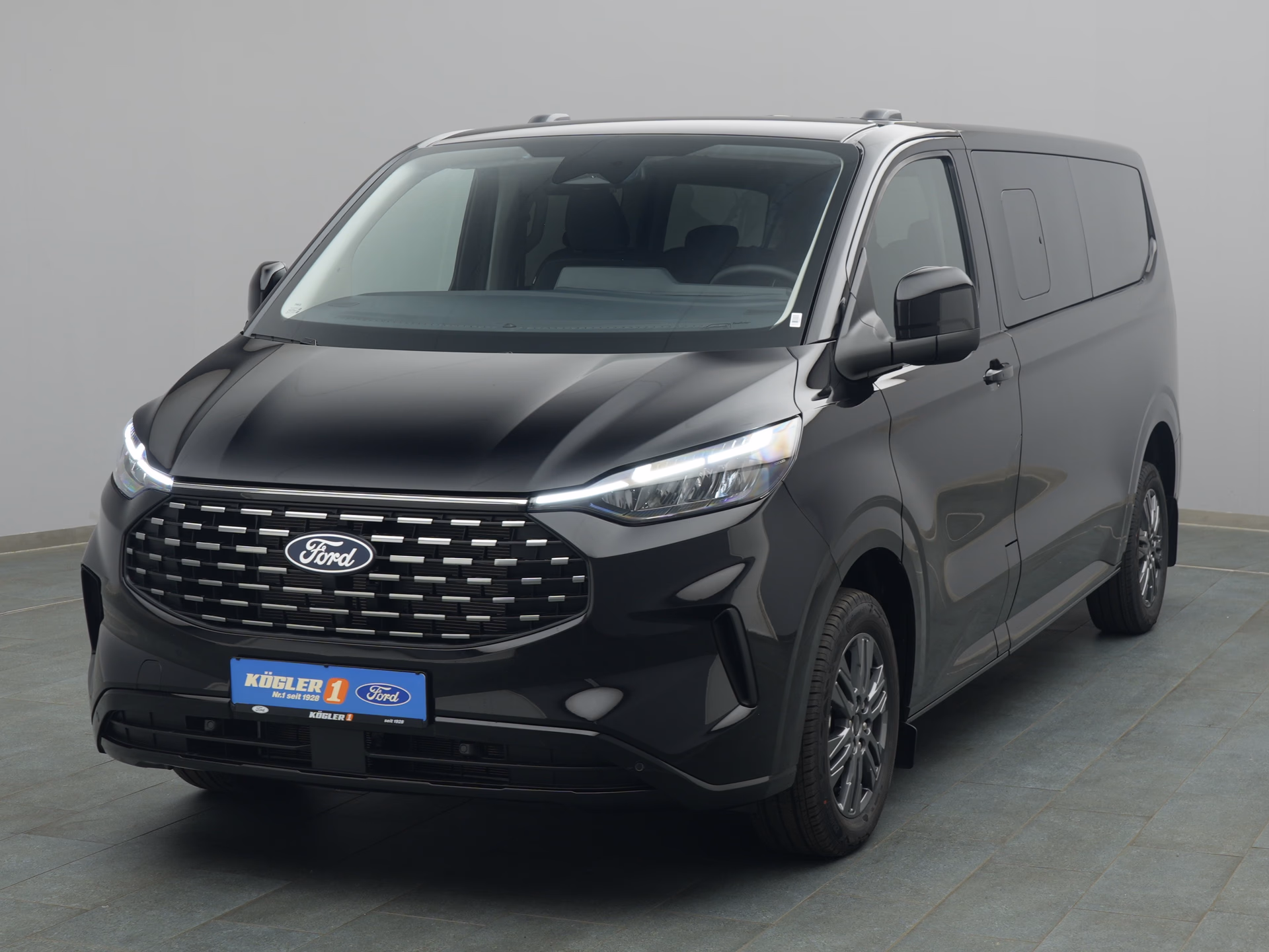 Ford Tourneo Custom Titanium in schwarz