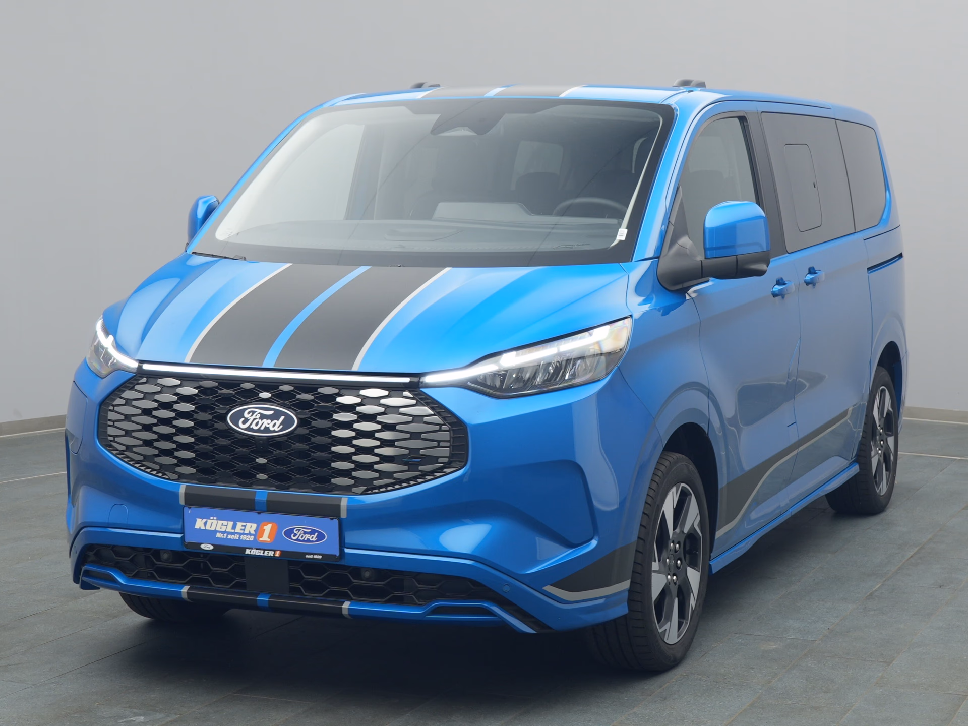 Ford Tourneo Custom Sport in blau
