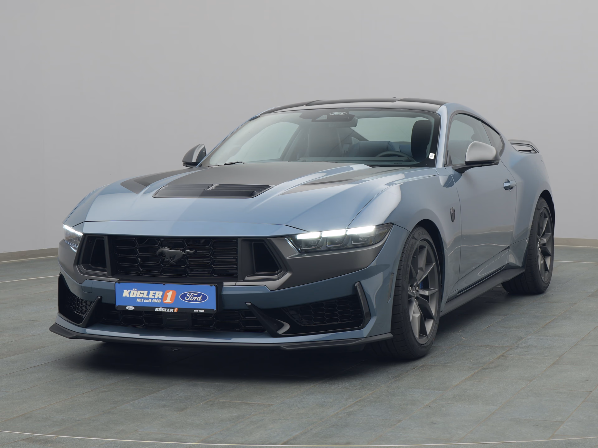 Ford Mustang Dark Horse in blau
