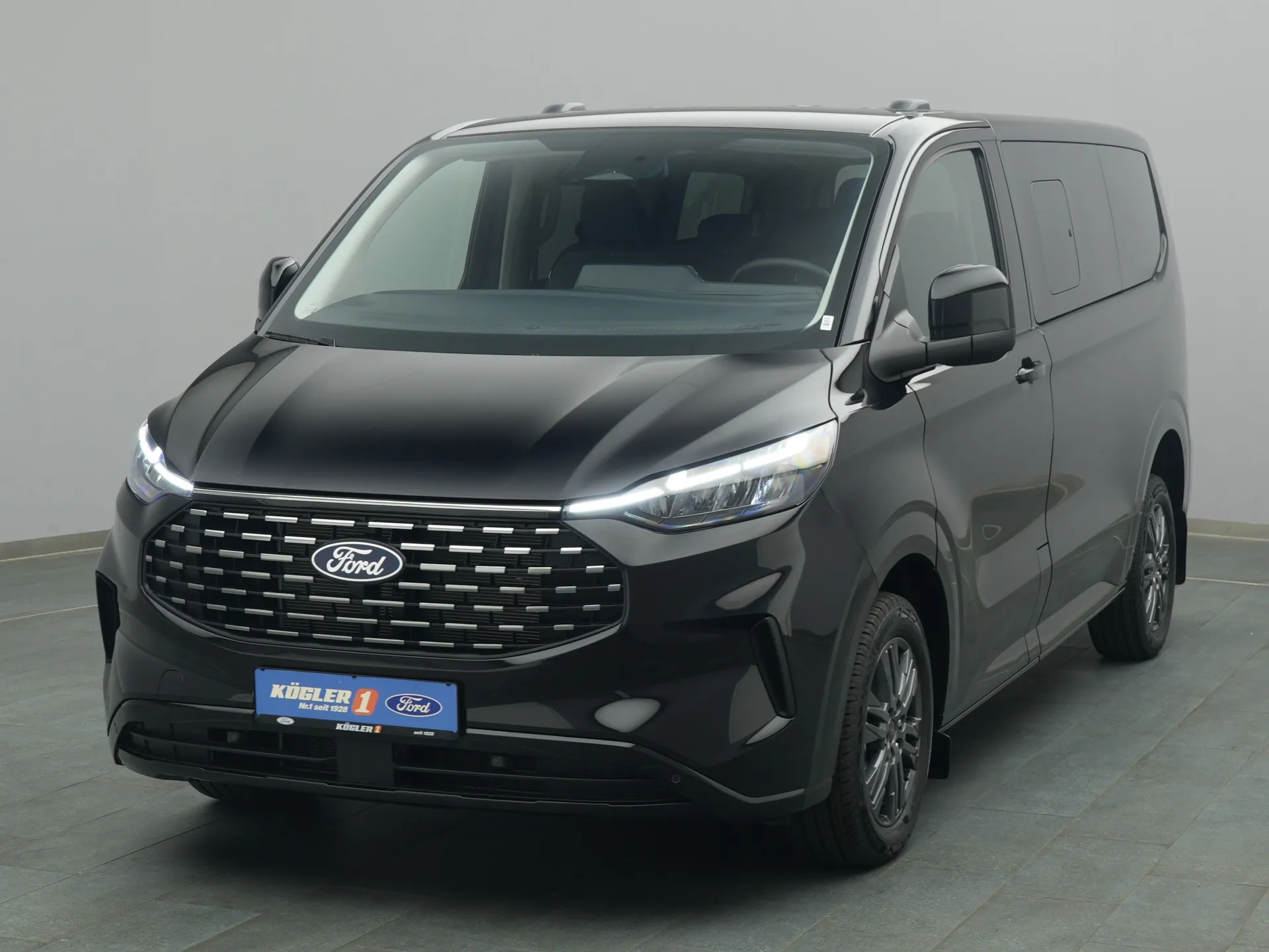 Ford Tourneo Custom in schwarz