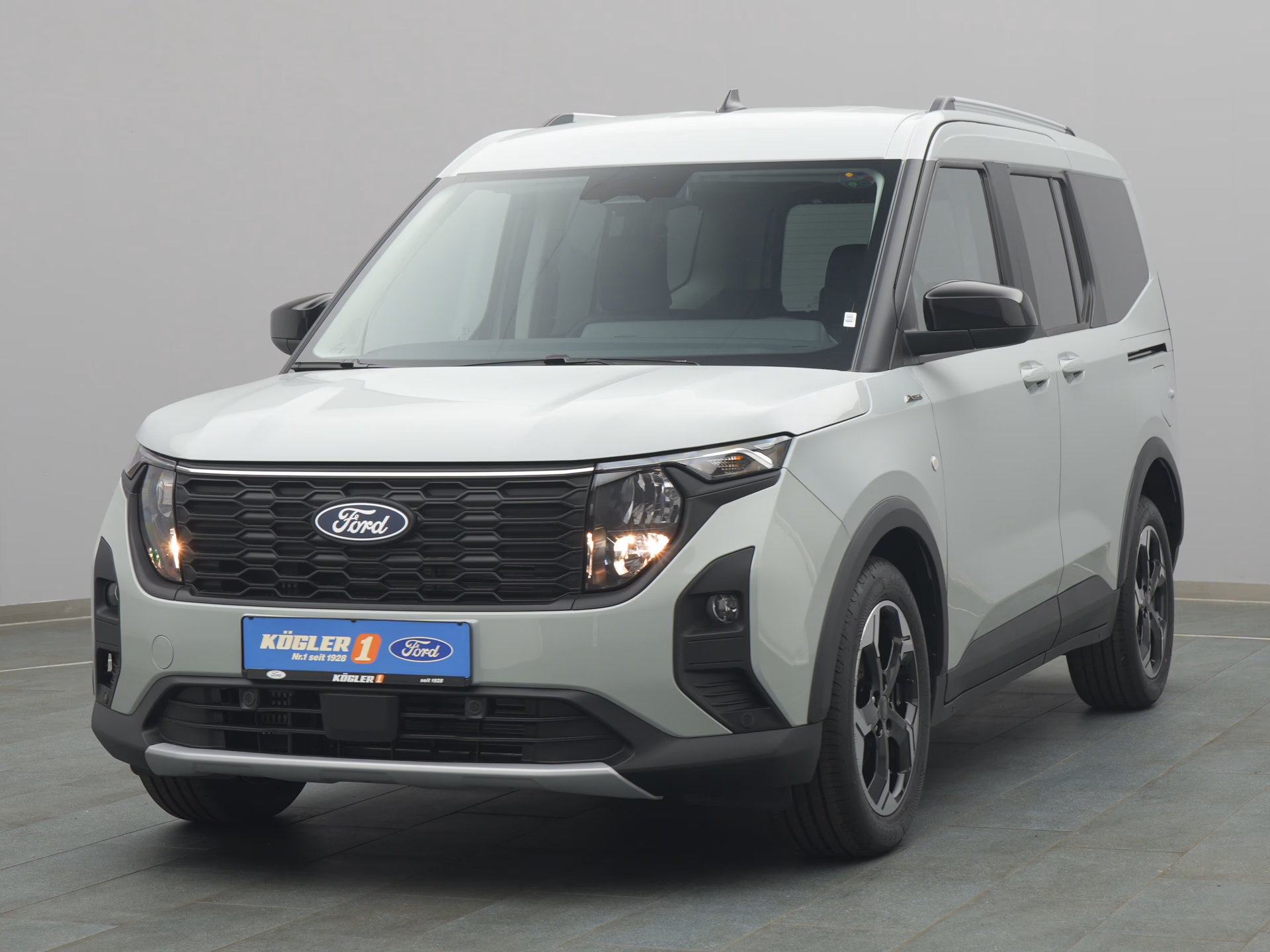 Ford Tourneo Courier Active in grau