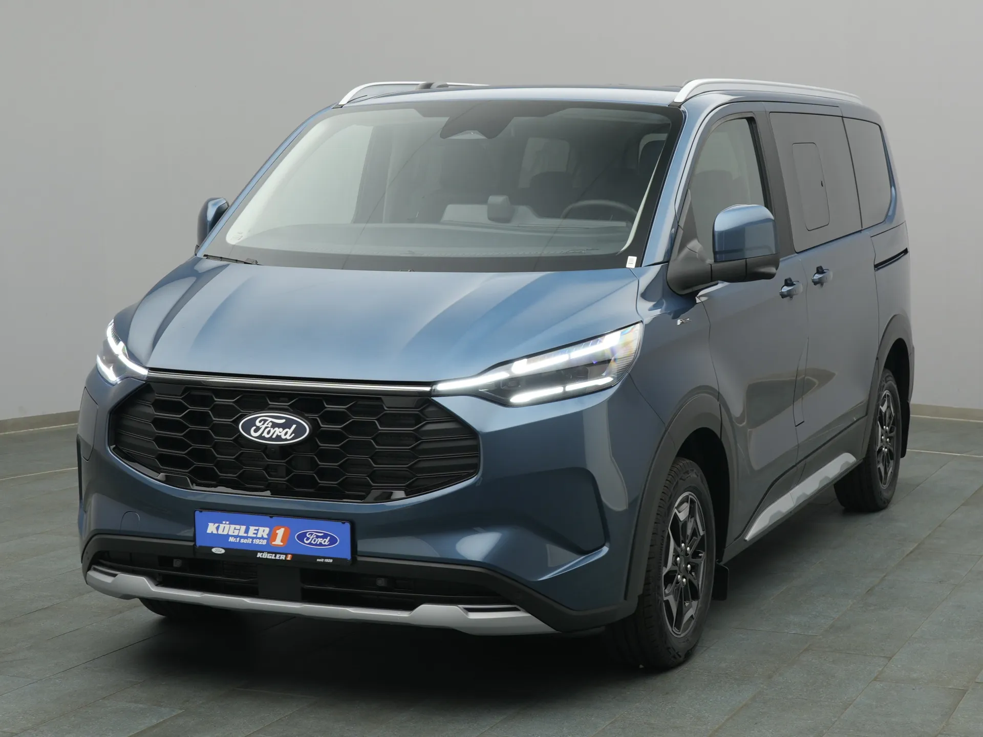 Ford Tourneo Custom in blau