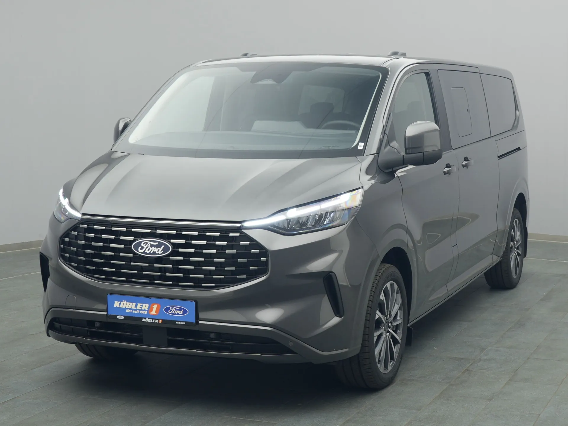 Ford Tourneo Custom Titanium in grau