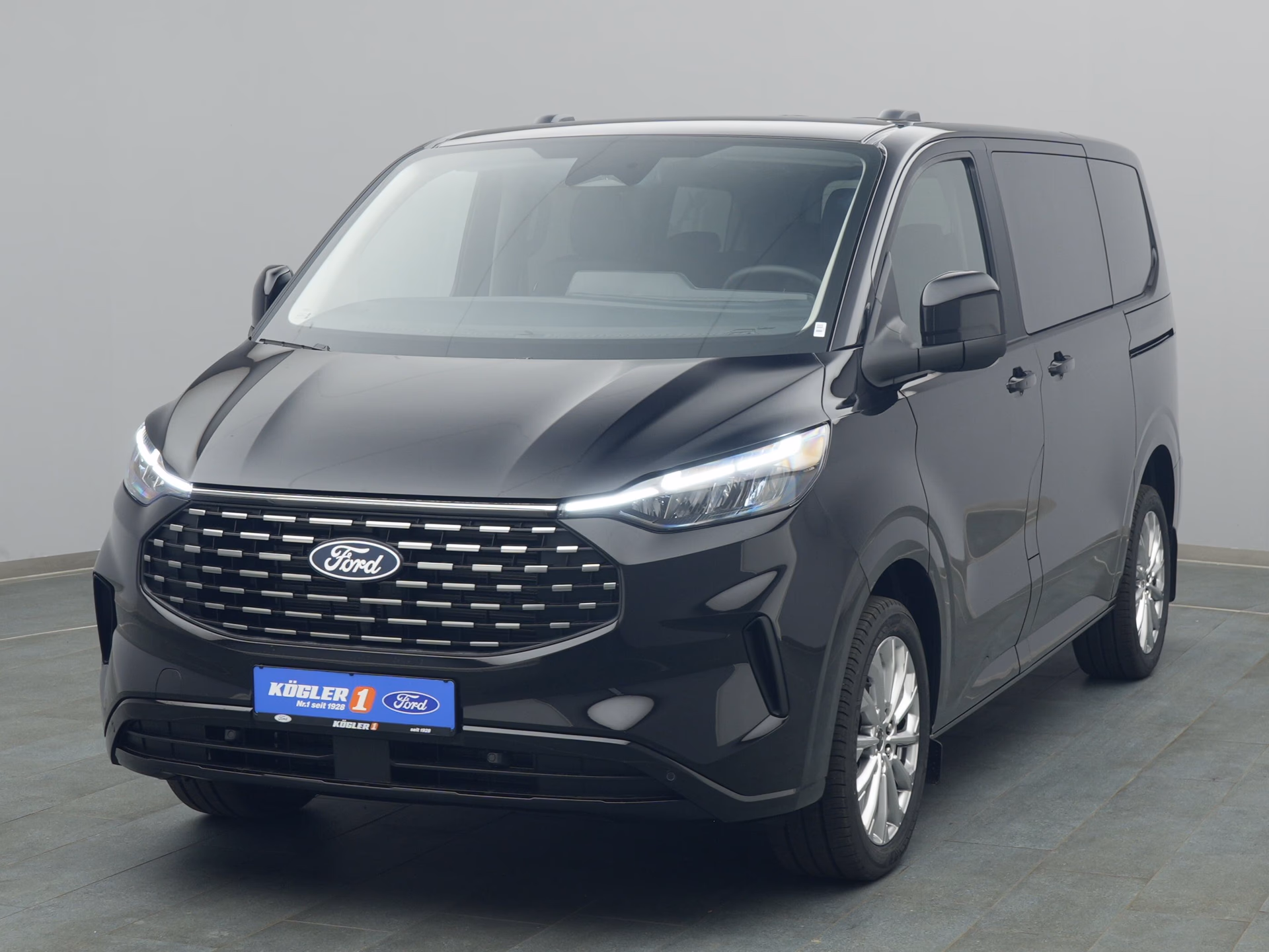Ford Tourneo Custom Titanium in schwarz
