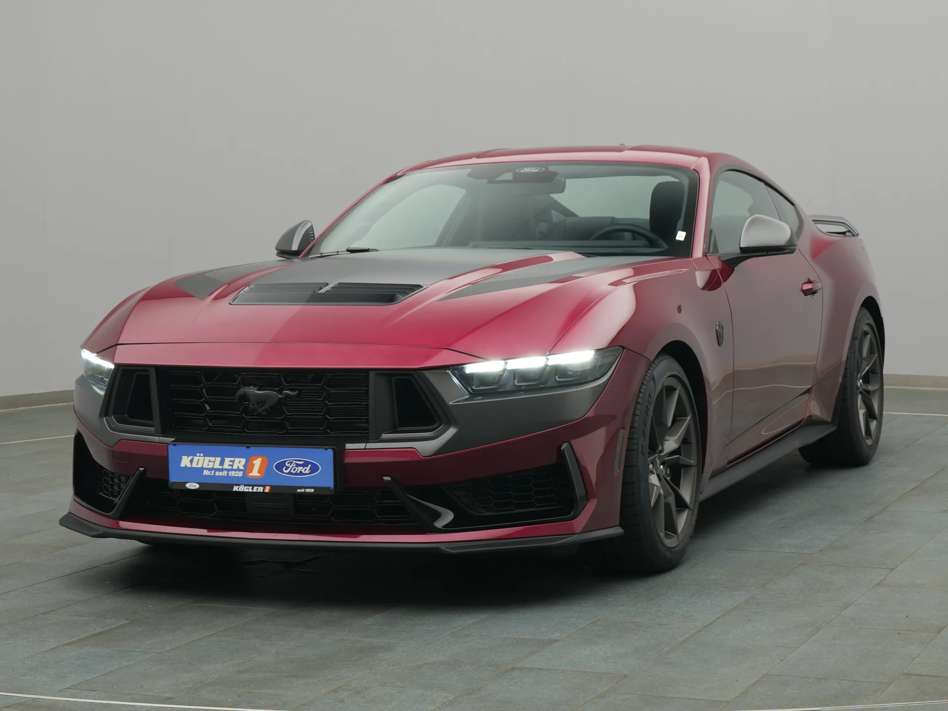 Ford Mustang Dark Horse in rot
