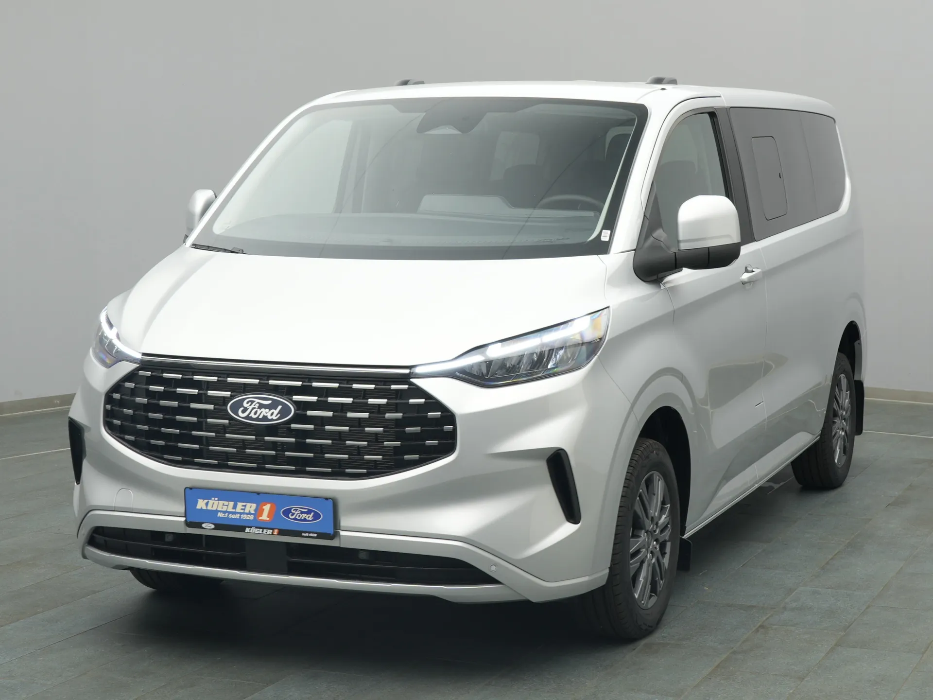 Ford Tourneo Custom Titanium in silber