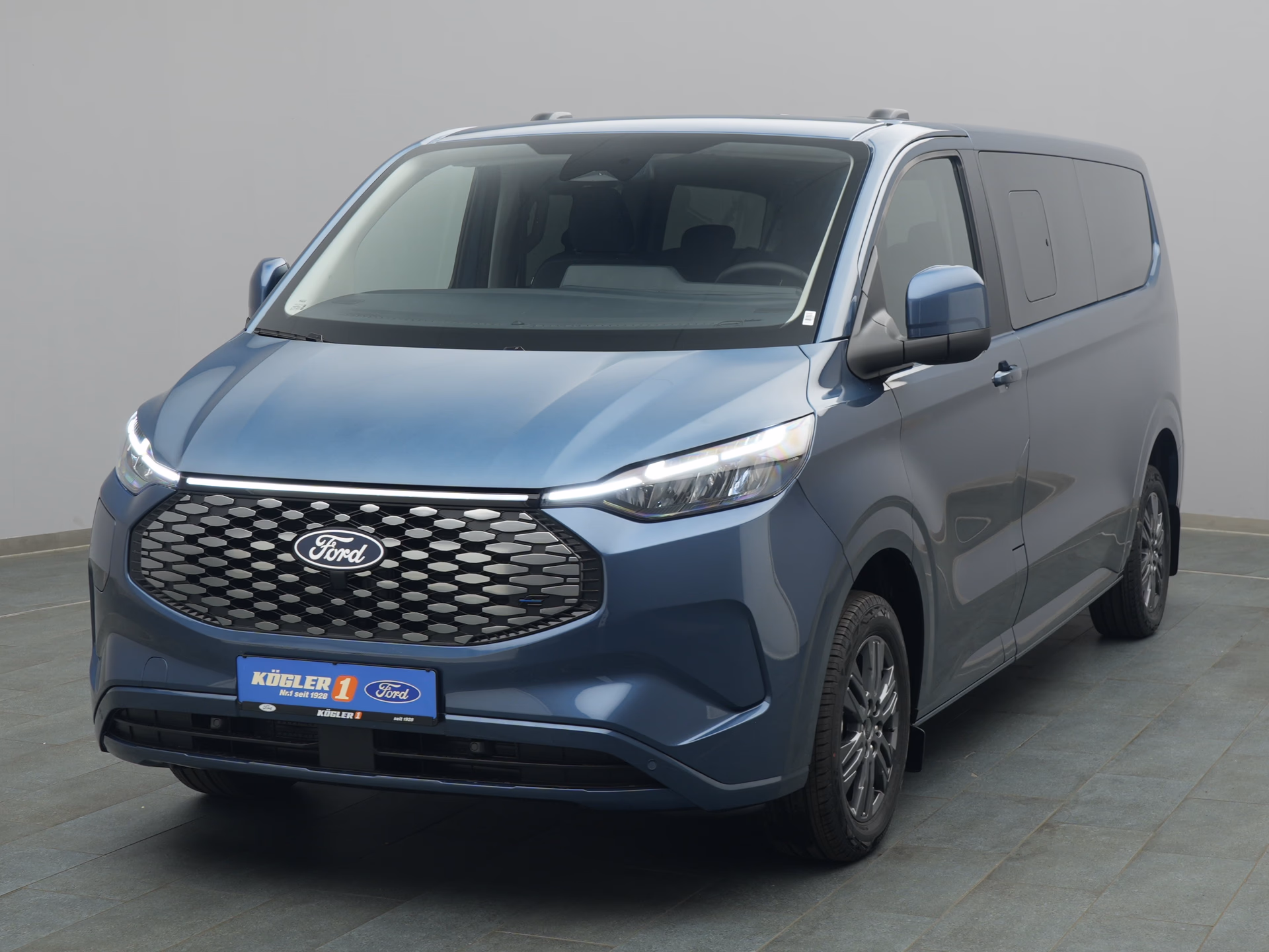 Ford Tourneo Custom Titanium in blau