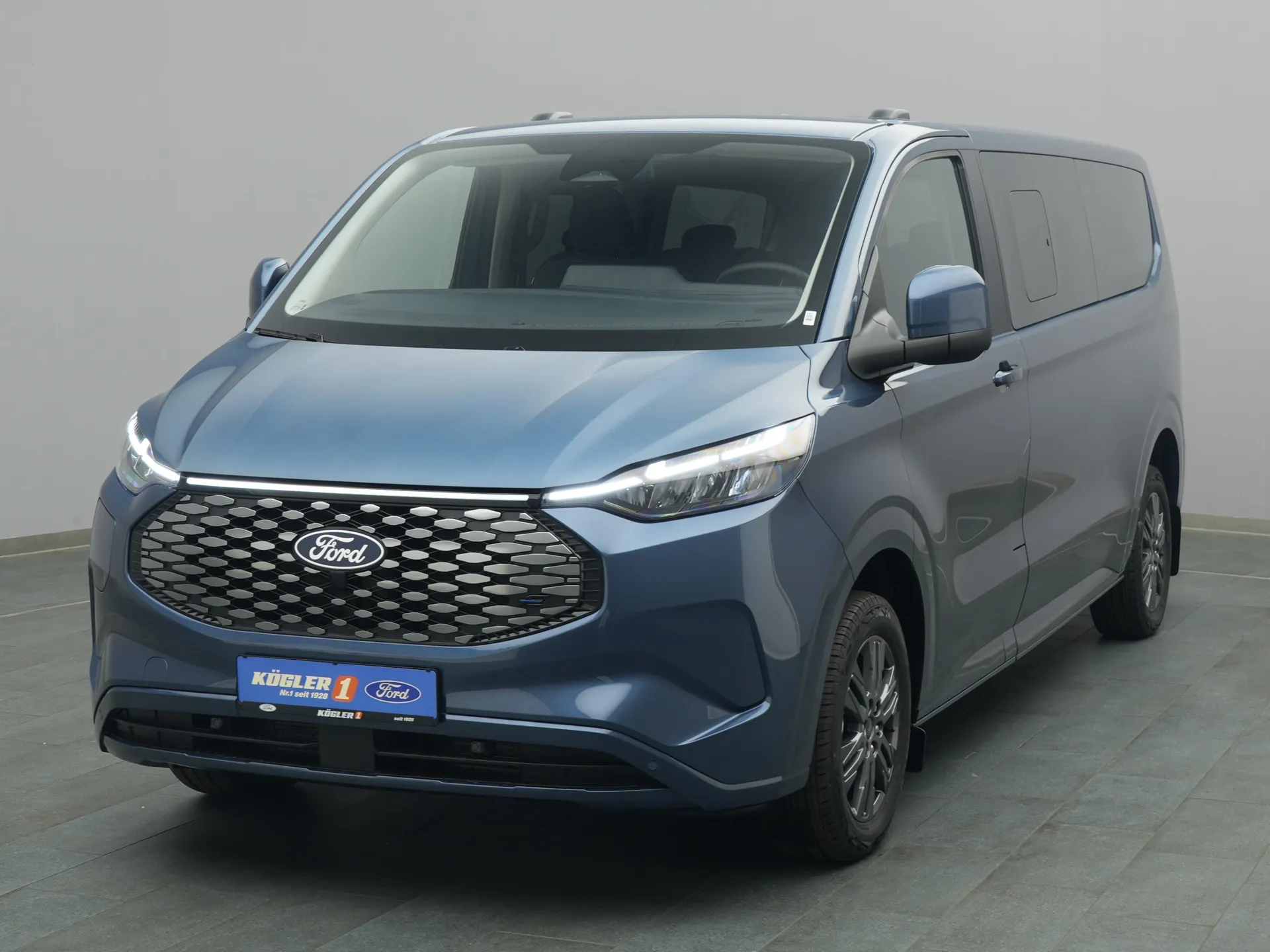 Ford Tourneo Custom Titanium in blau