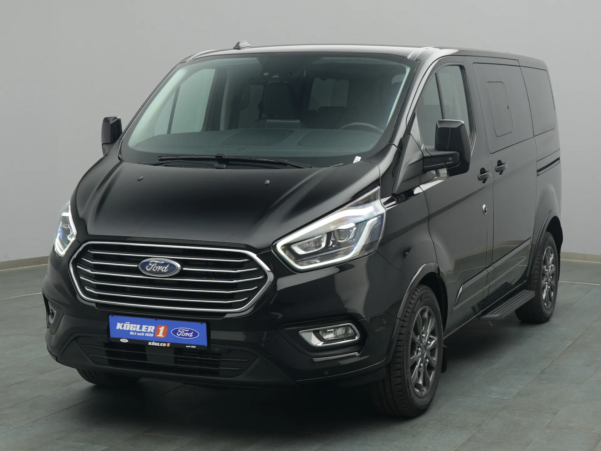 Ford Tourneo Custom Titanium X in schwarz