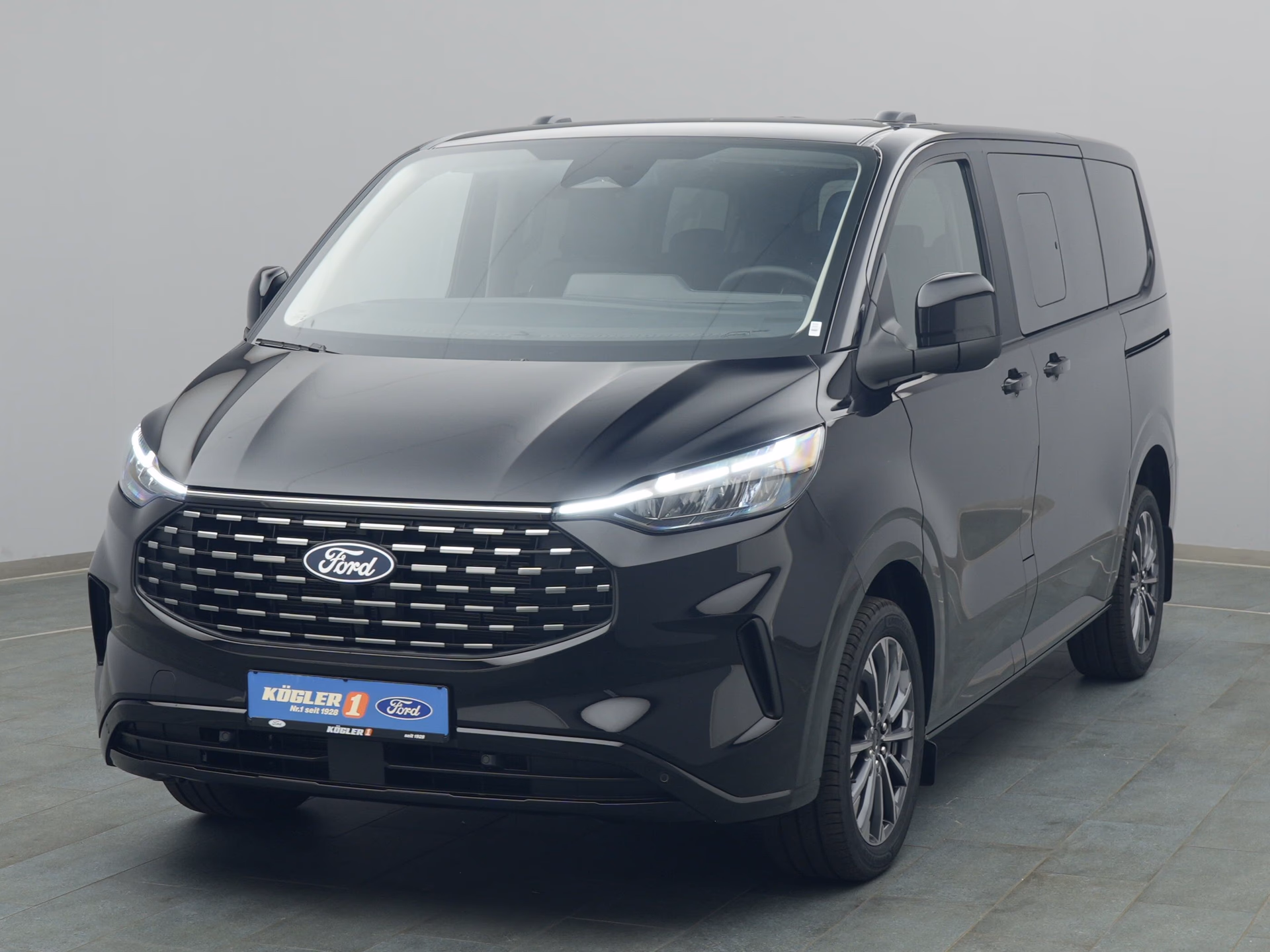 Ford Tourneo Custom Titanium in schwarz