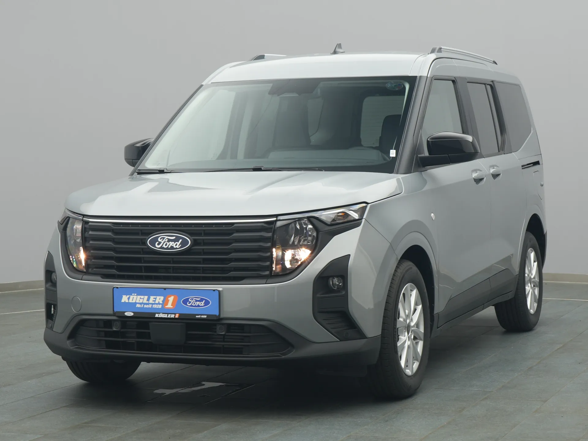 Ford Tourneo Courier Titanium in silber