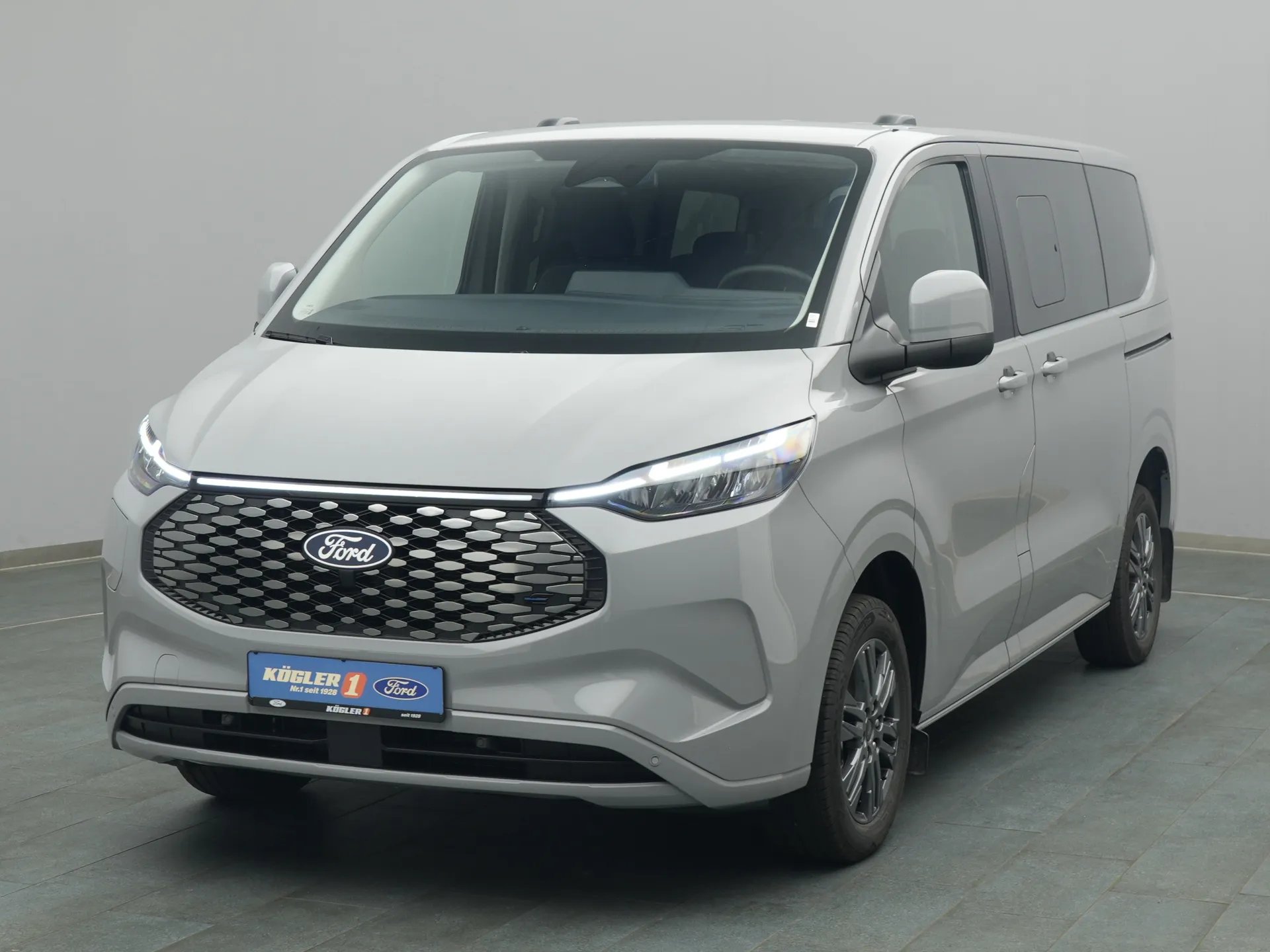 Ford Tourneo Custom Titanium in grau