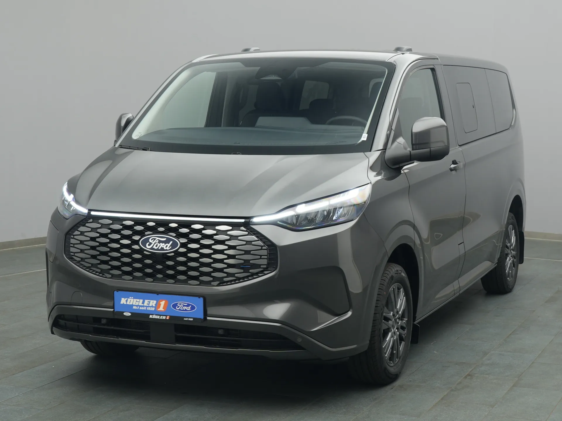 Ford Tourneo Custom Titanium in grau