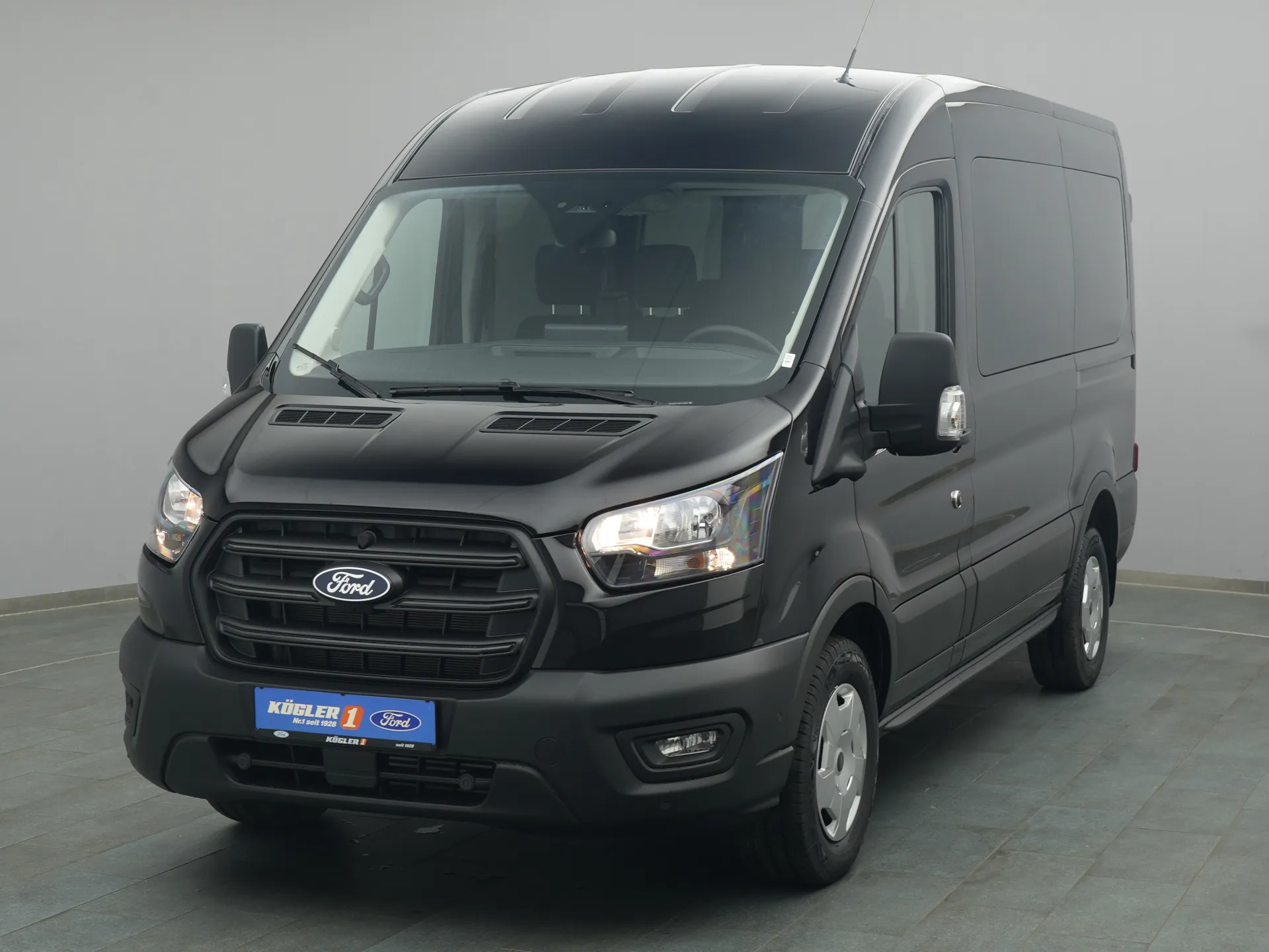 Ford Transit Kombi in schwarz