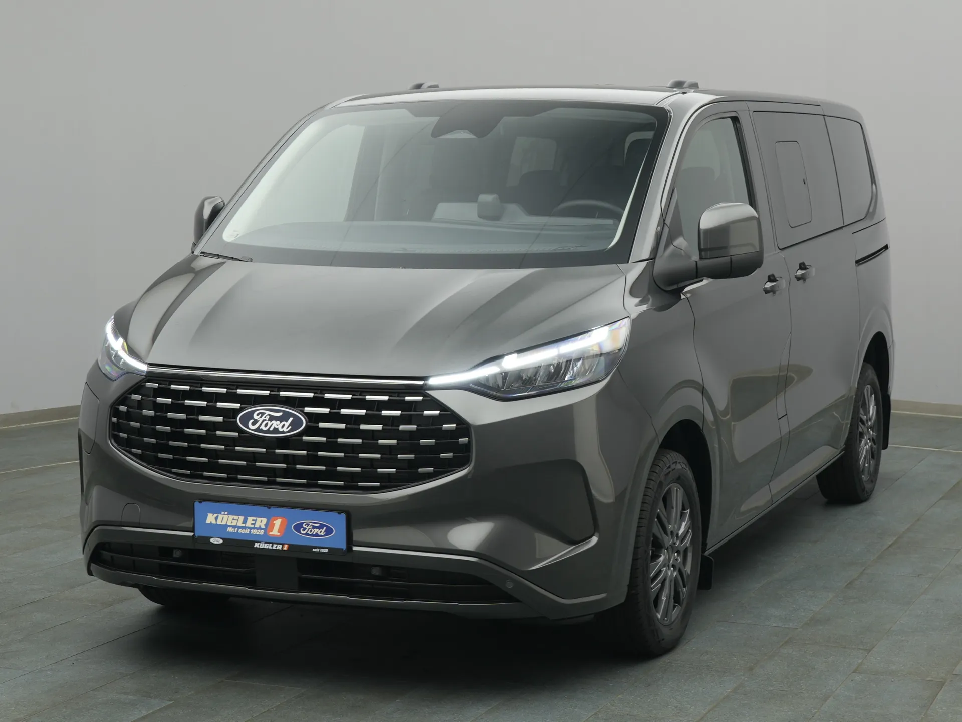 Ford Tourneo Custom in grau
