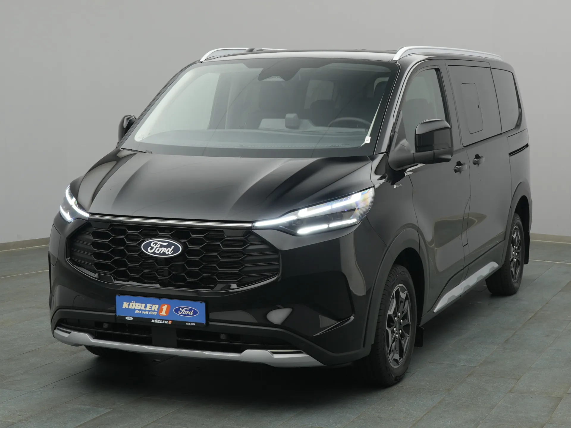 Ford Tourneo Custom in schwarz