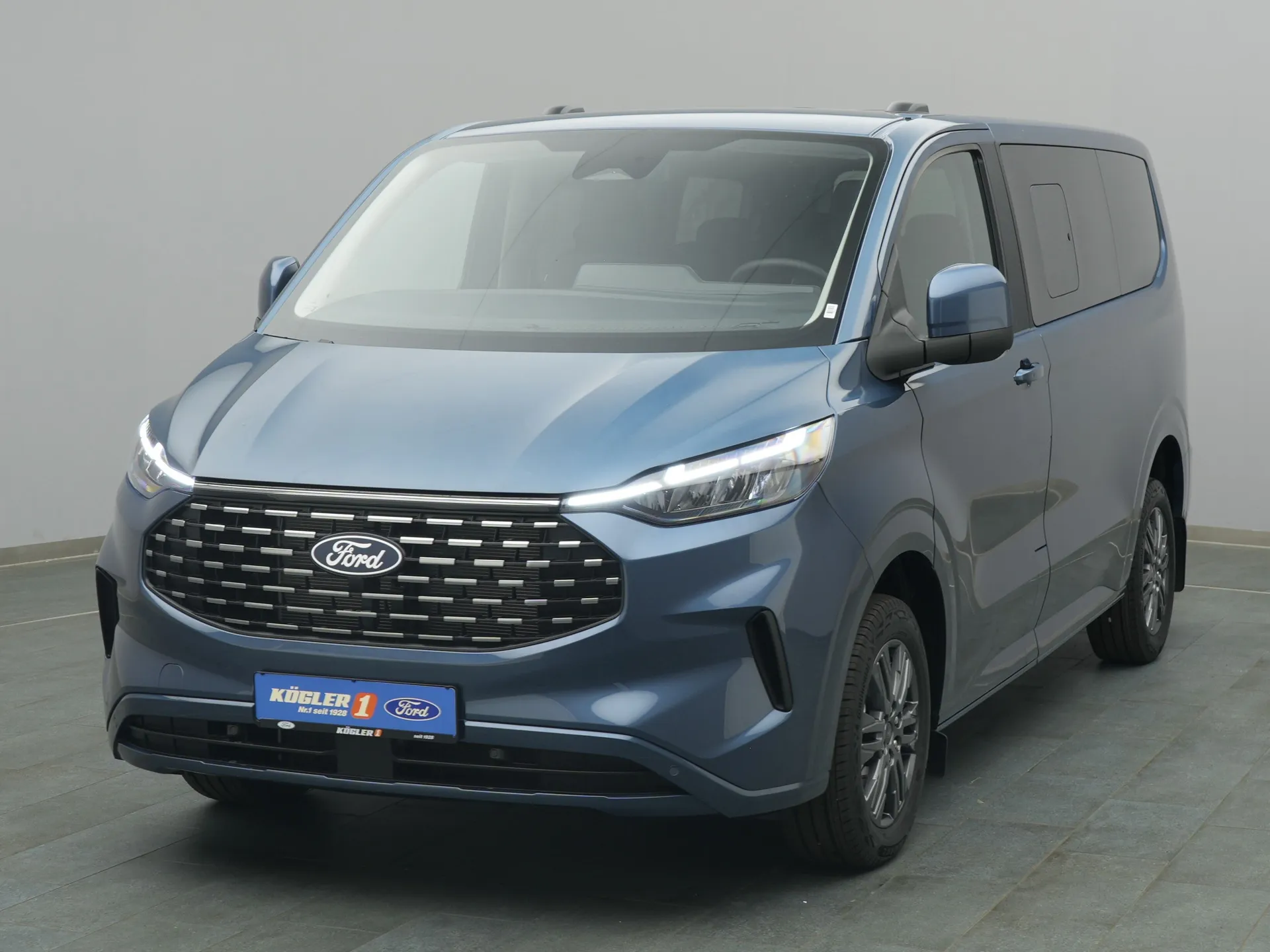 Ford Tourneo Custom Titanium in blau