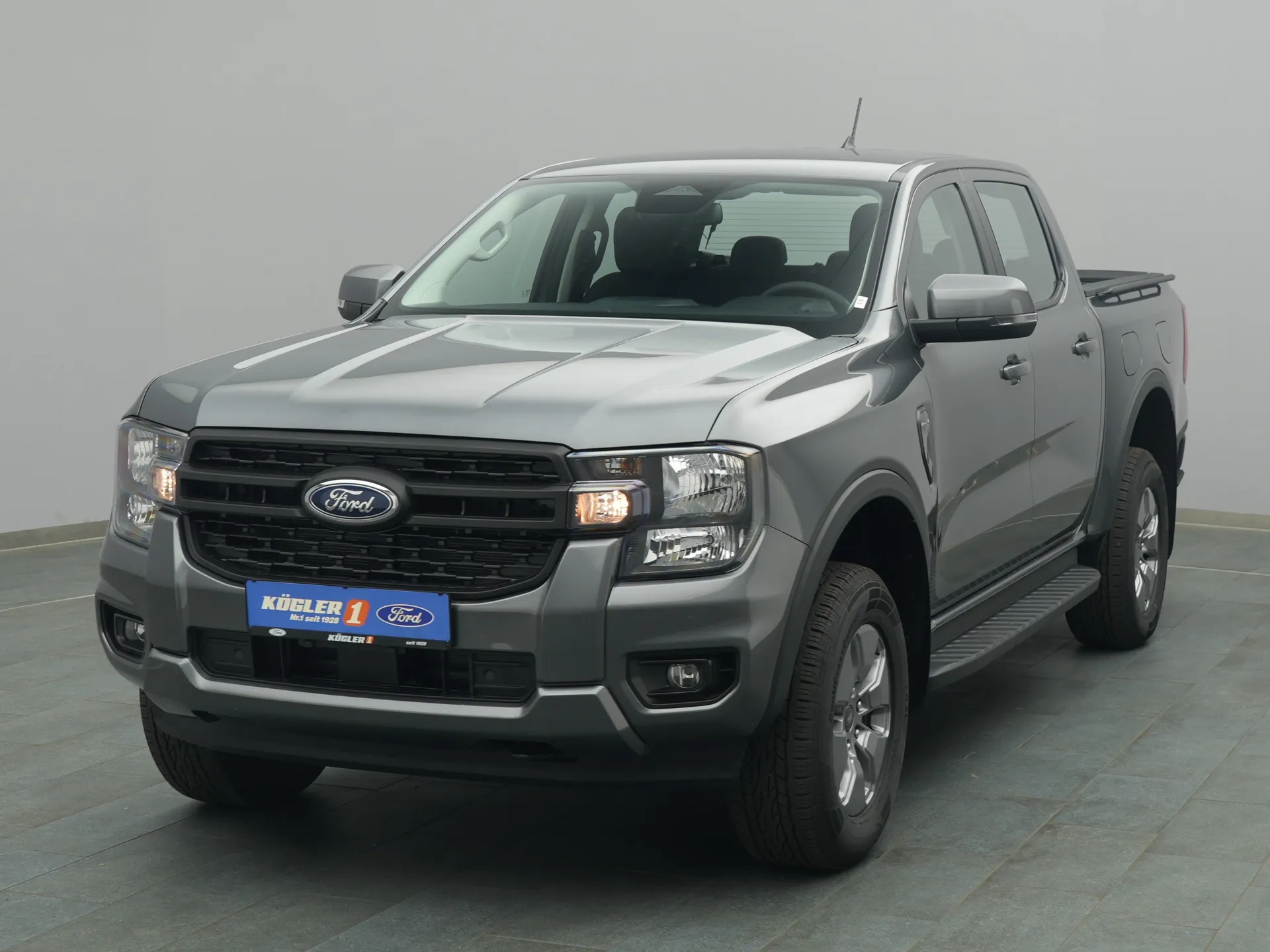 Ford Ranger DoKa XLT in grau