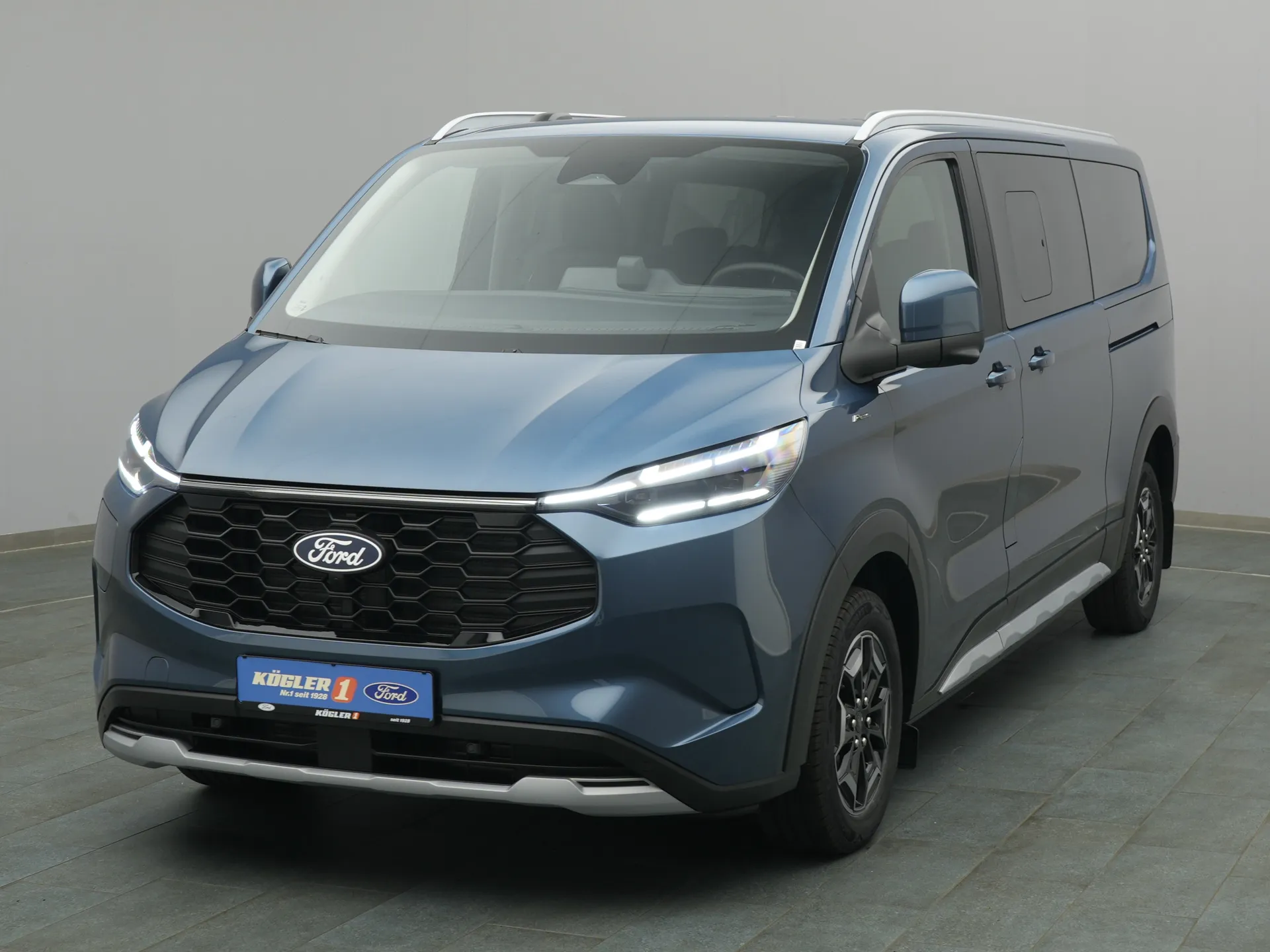 Ford Tourneo Custom in blau