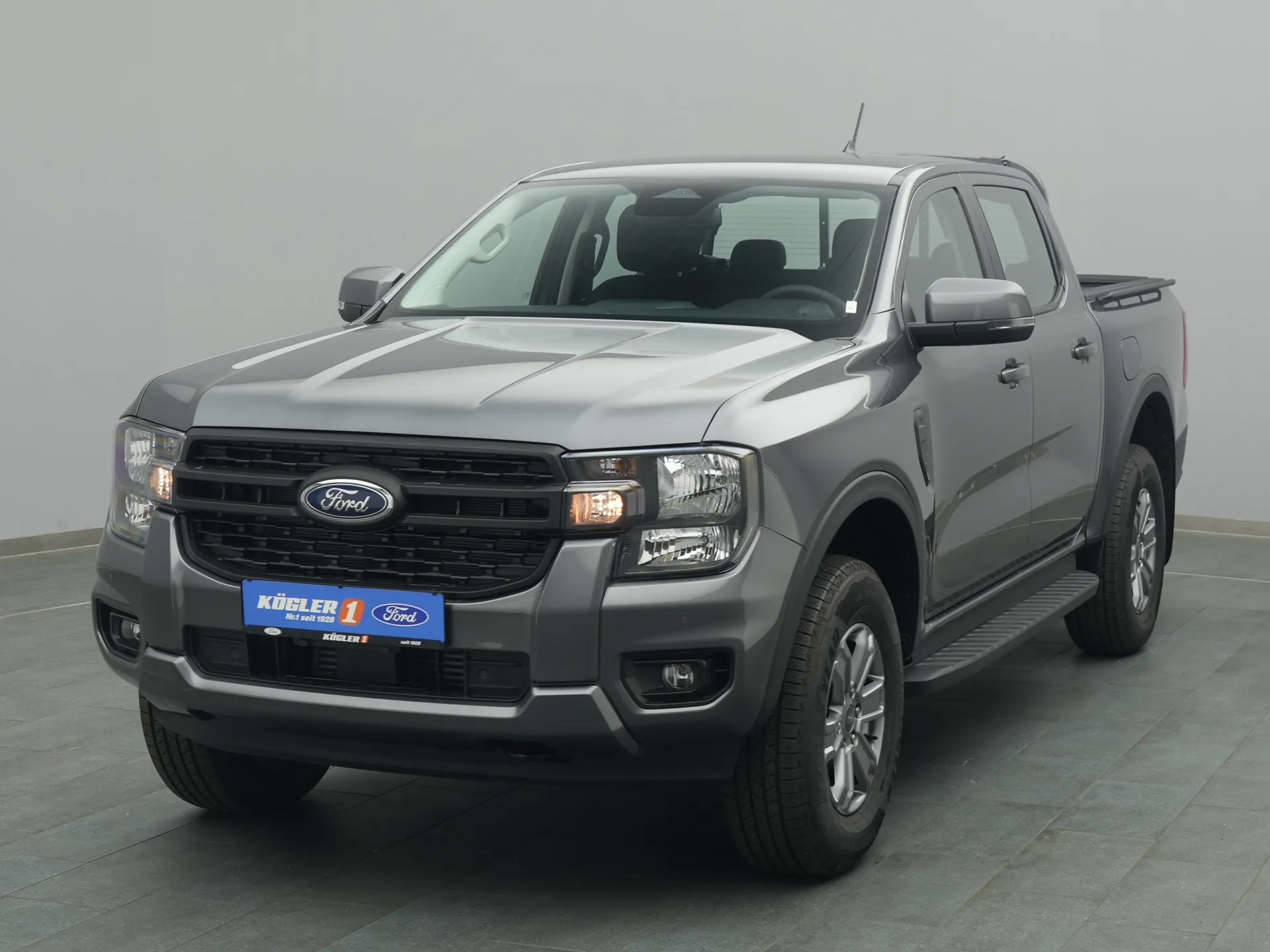 Ford Ranger DoKa XLT in grau
