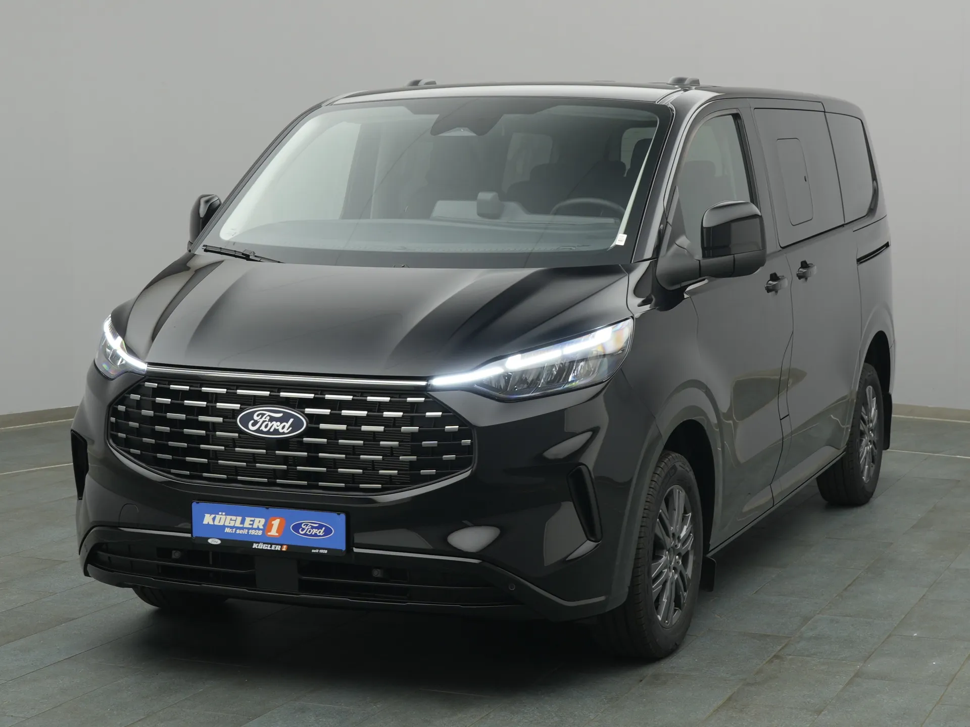 Ford Tourneo Custom in schwarz