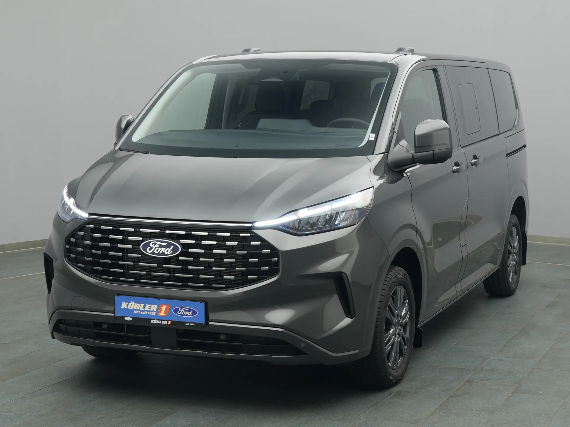 Ford Tourneo Custom Titanium in grau
